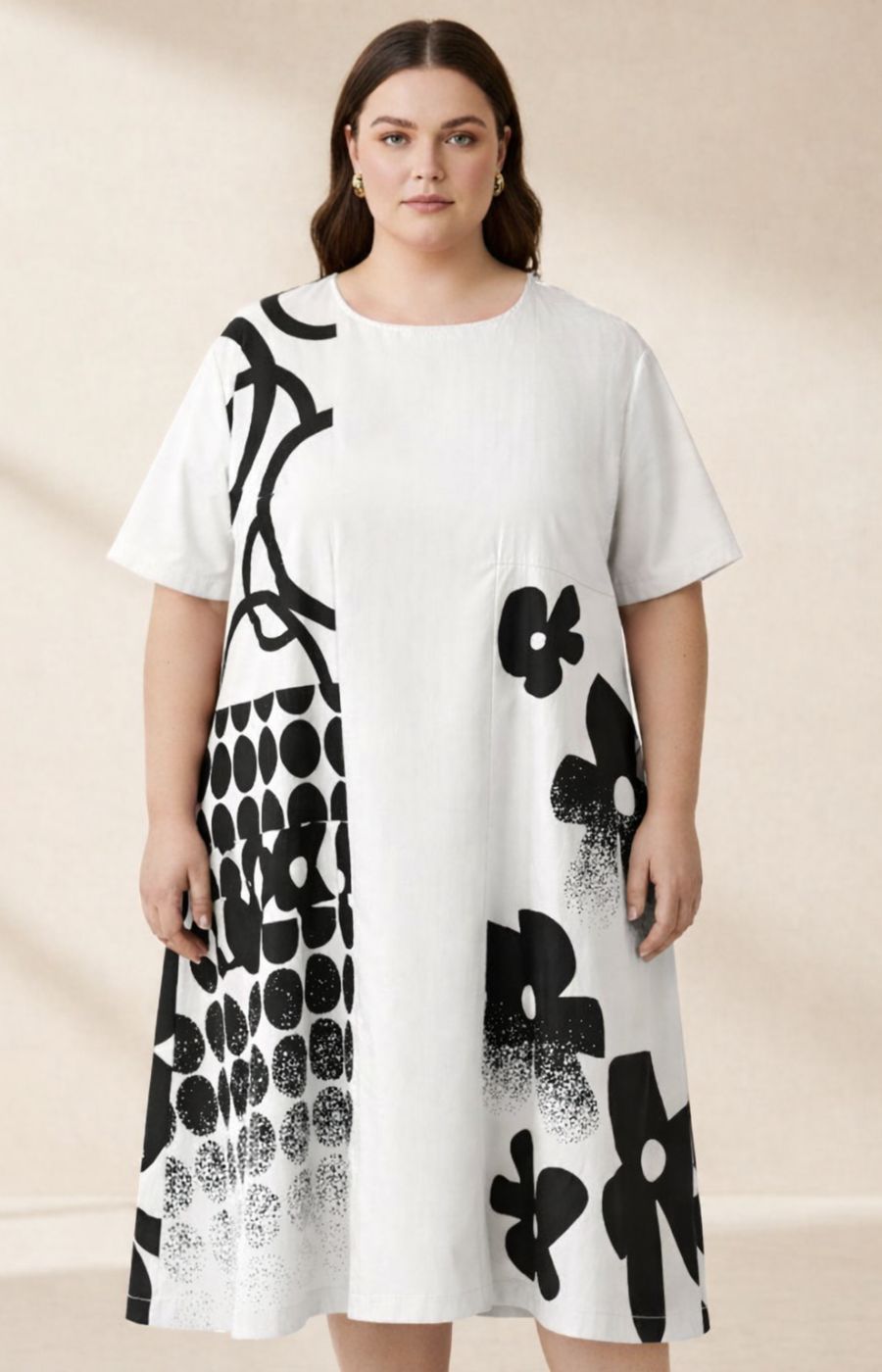 Gina Dress in White, A loose fit, A-line dress with a round neckline, short sleeves and side pockets.