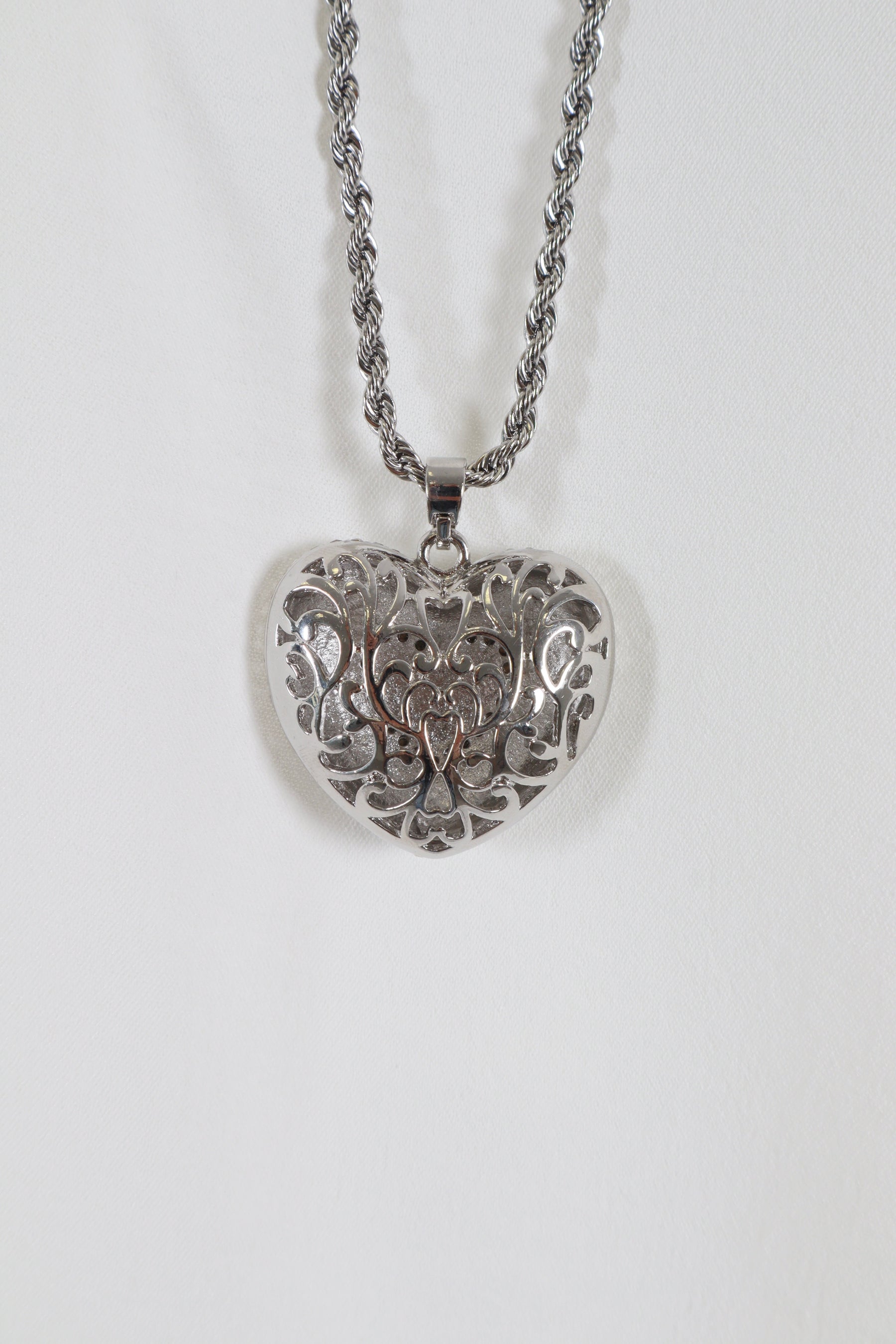 Lara heart necklace in Silver