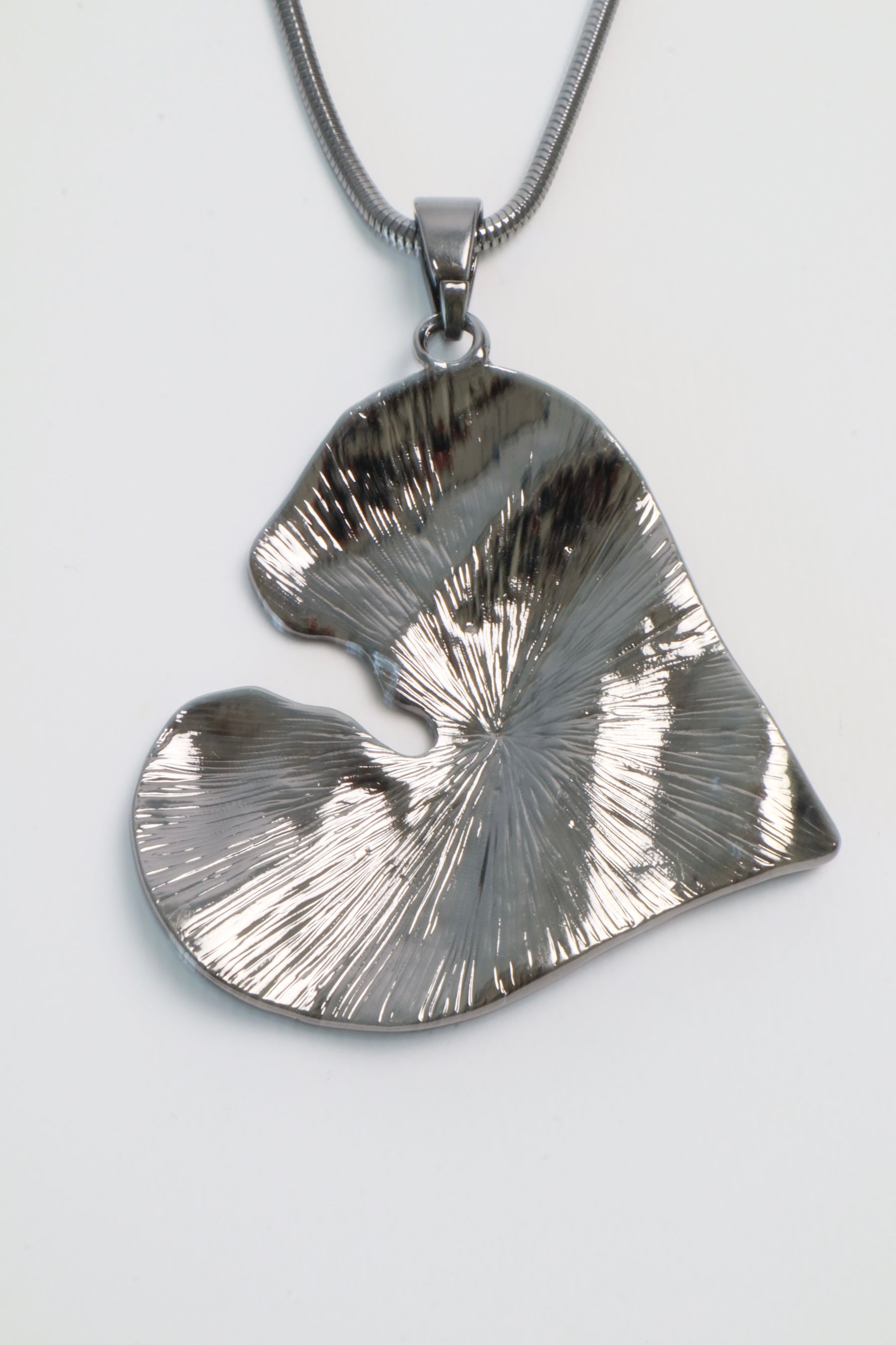 Iris Necklace in Black