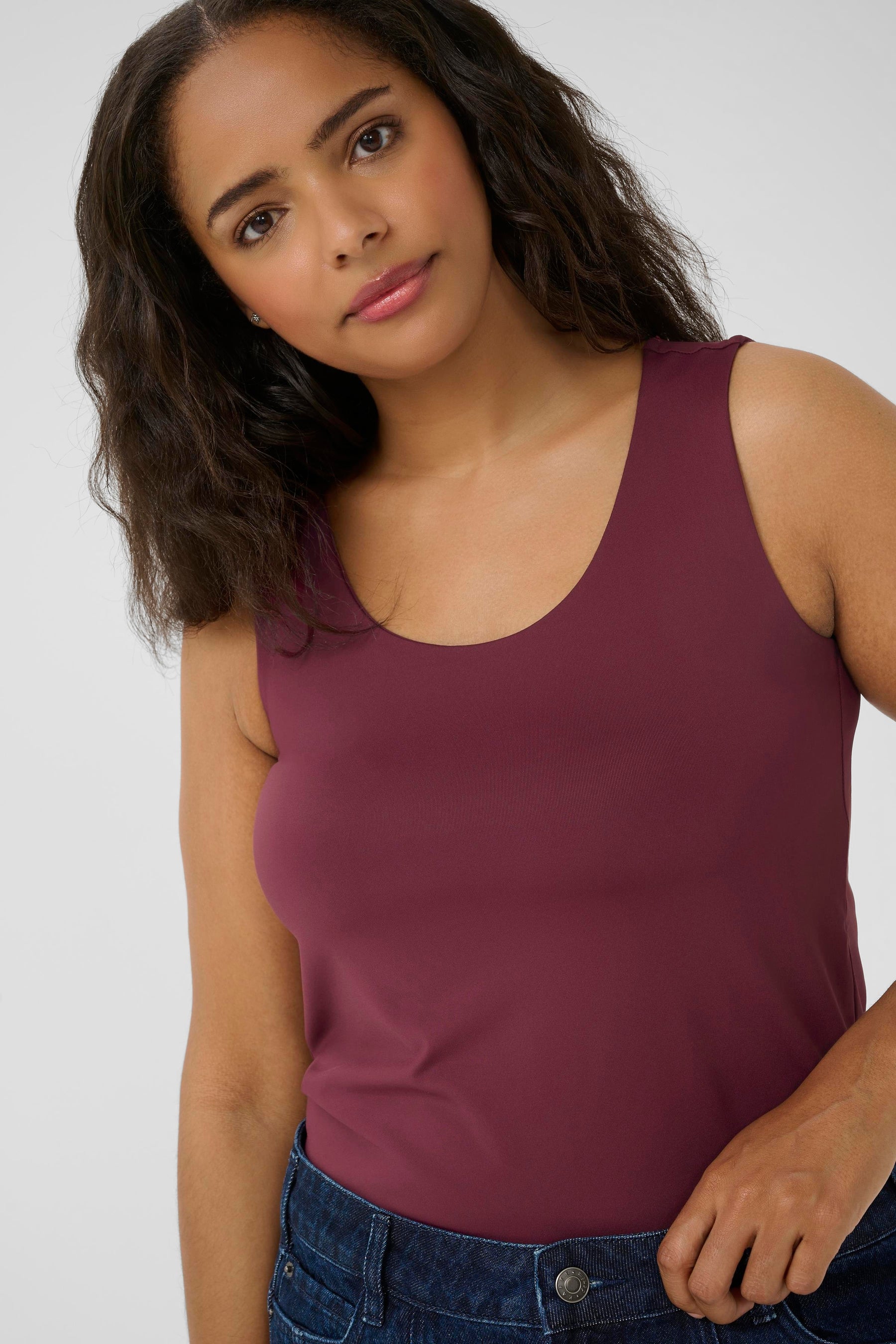 Kaffe Curve Erina Vest Top in Wine