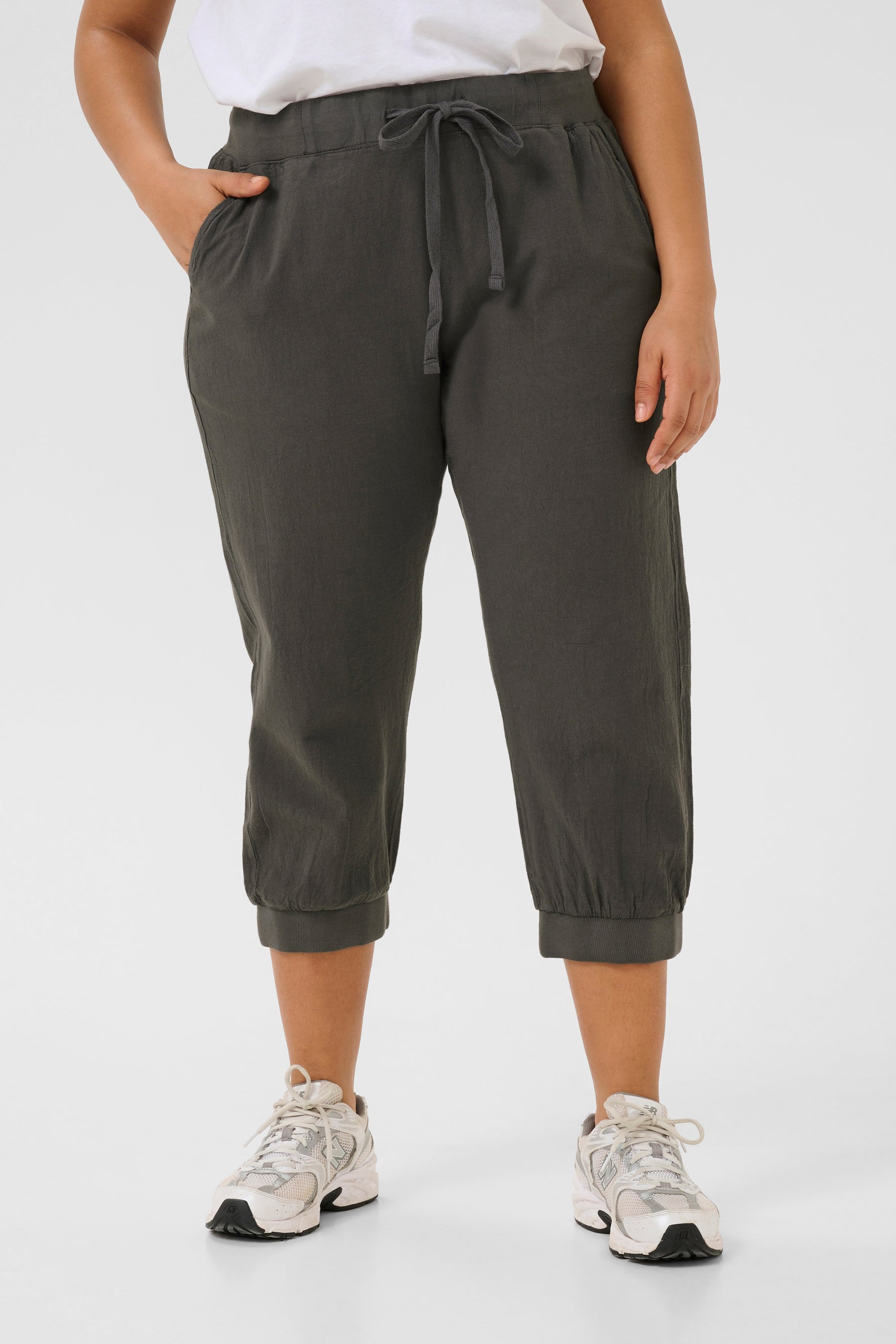 Kaffe Curve Nana Capri Pants in Charcoal