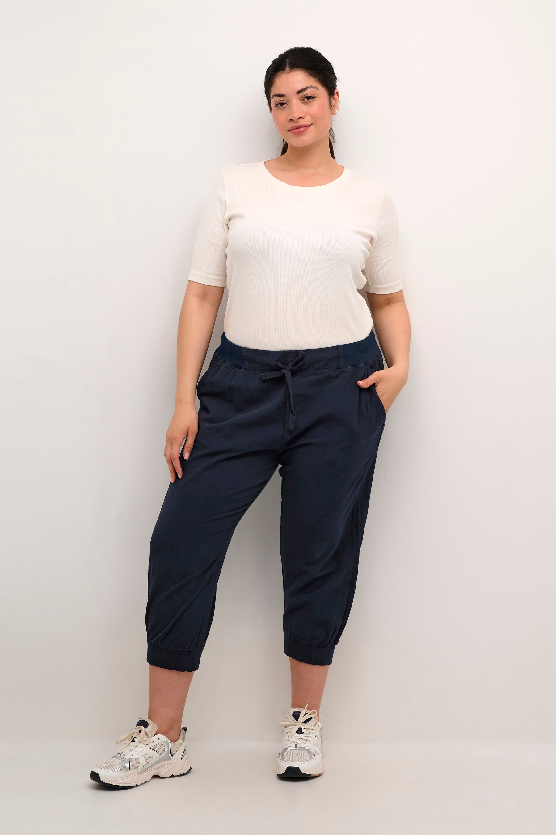 Kaffe Curve Nana Capri Pants in Navy