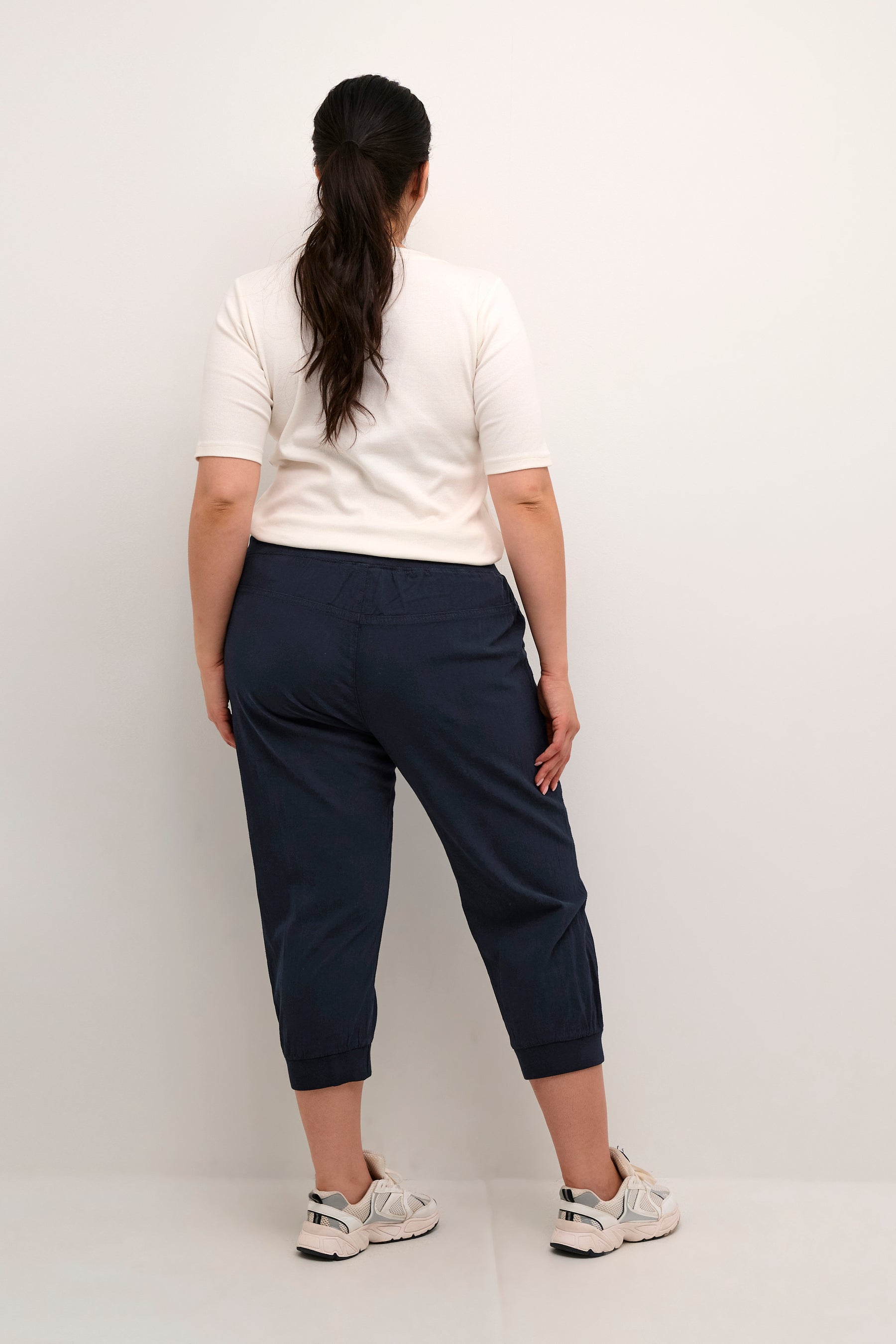 Kaffe Curve Nana Capri Pants in Navy