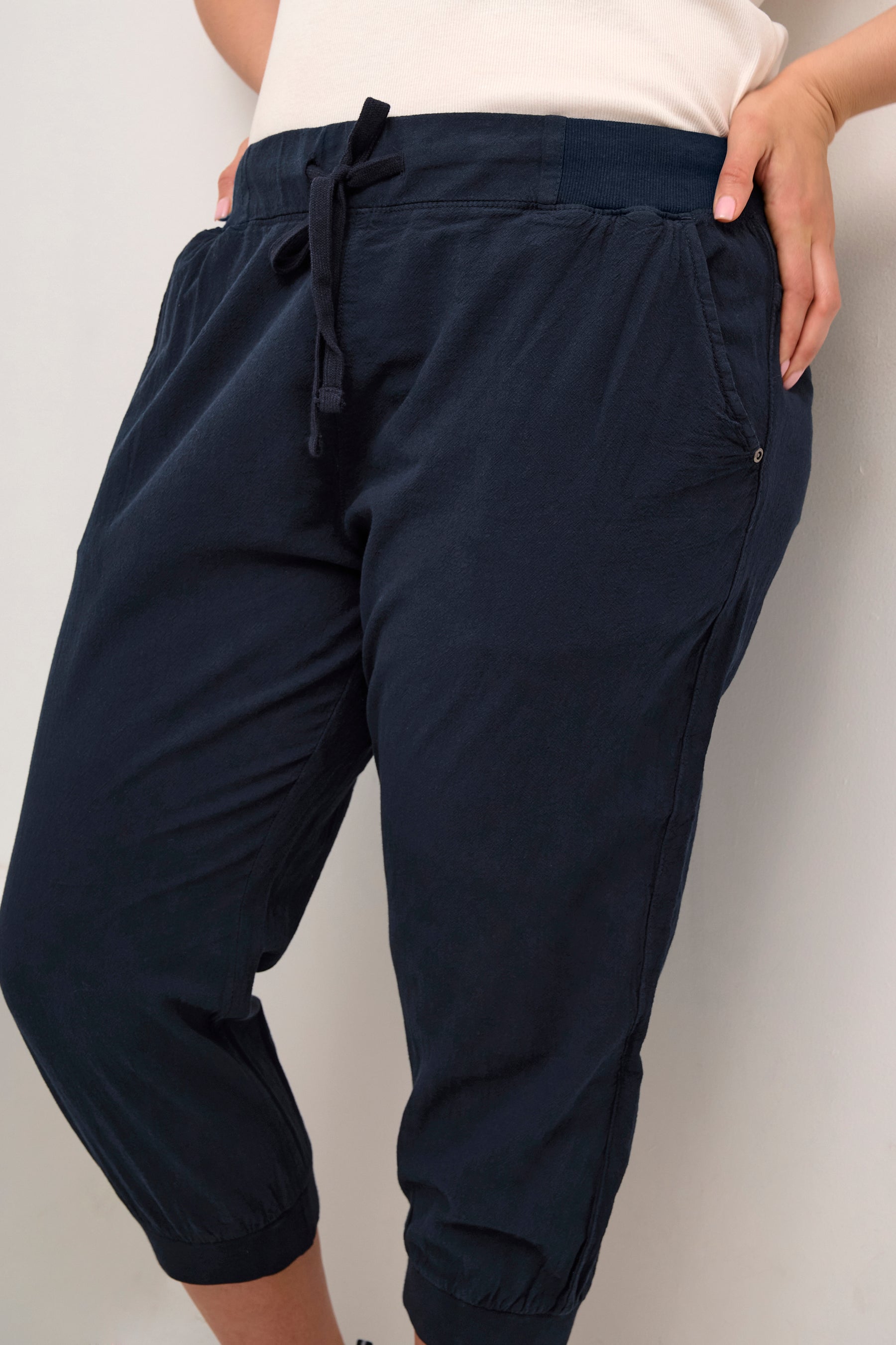 Kaffe Curve Nana Capri Pants in Navy