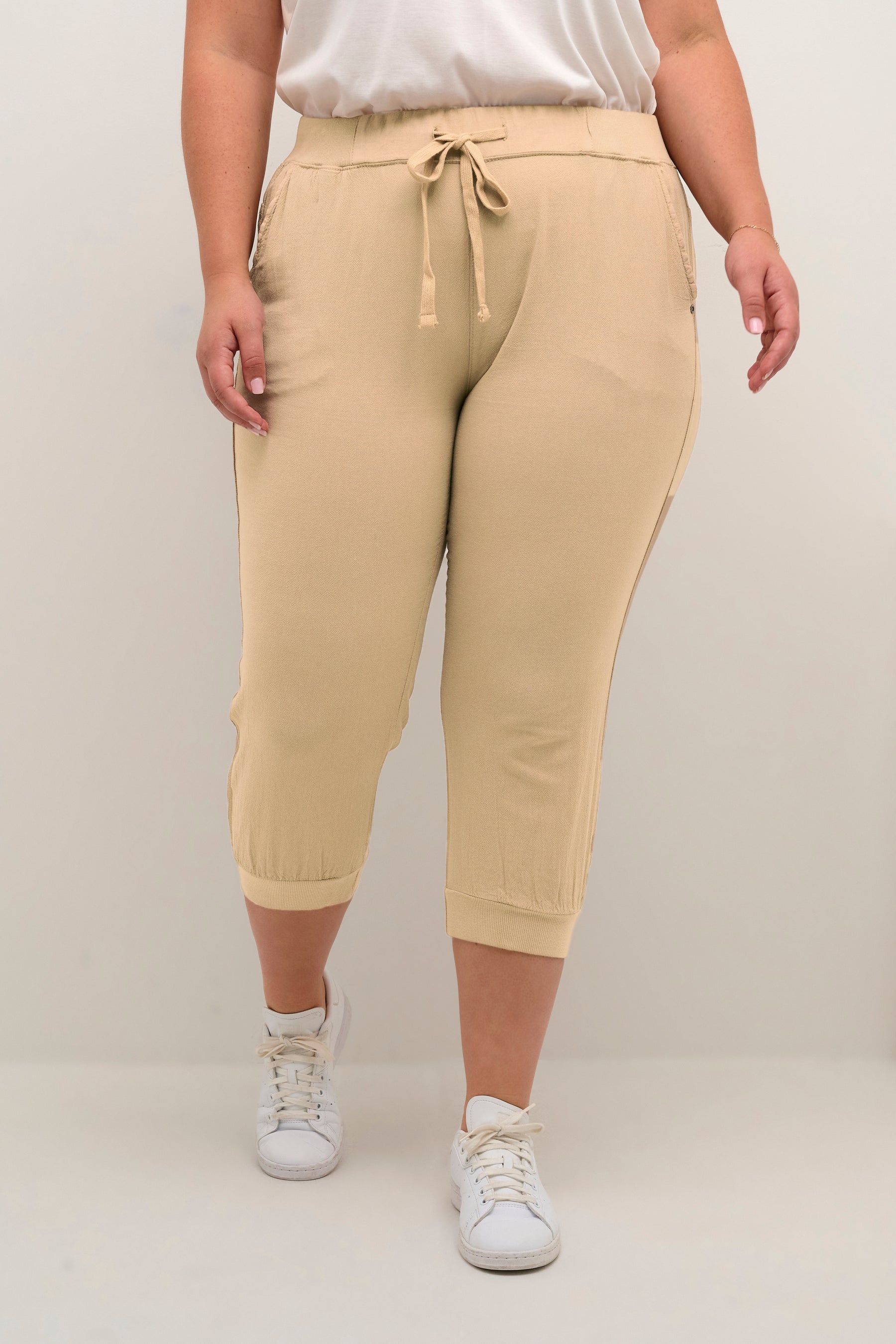 Kaffe Curve Nana Capri Pants in Sand