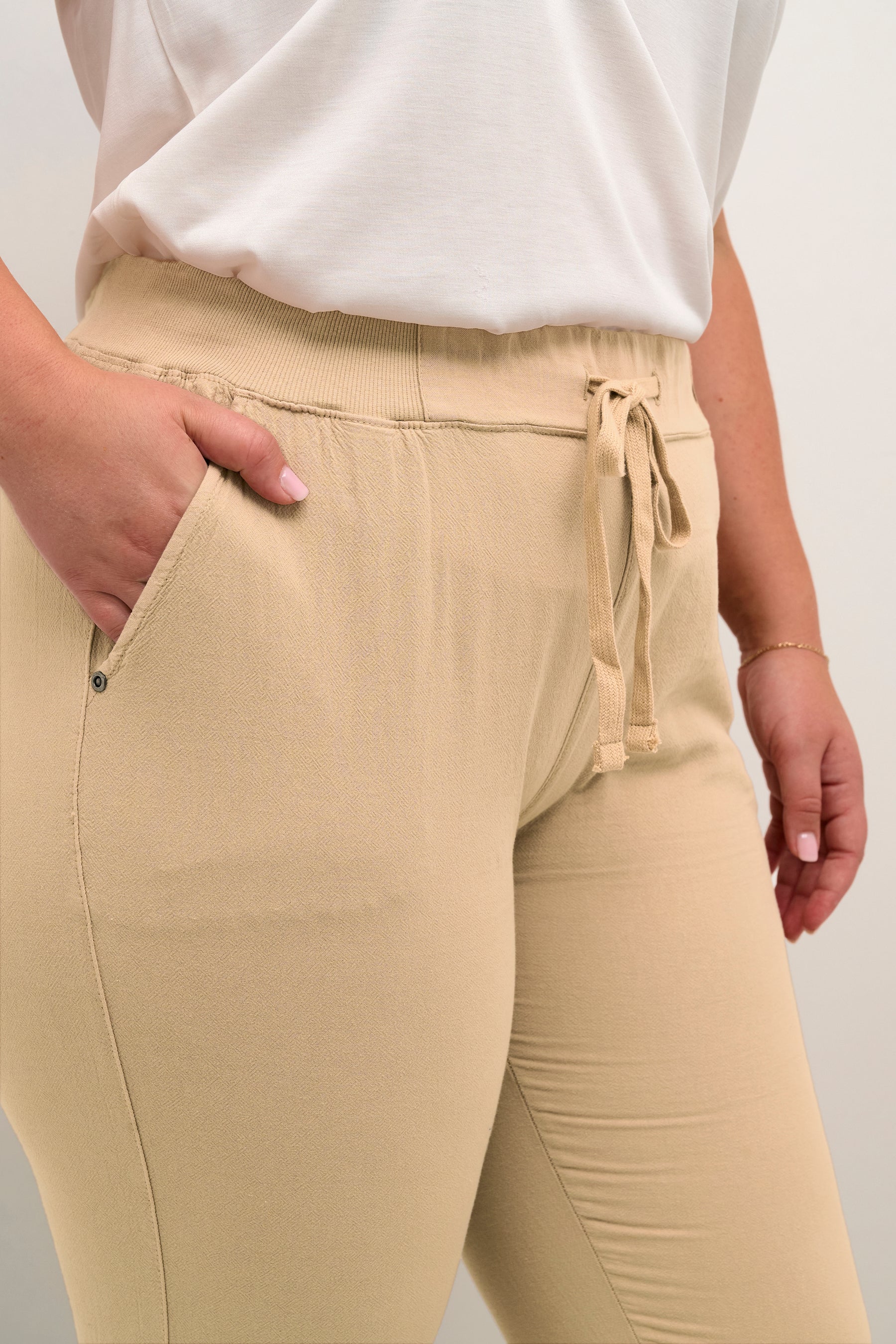 Kaffe Curve Nana Capri Pants in Sand