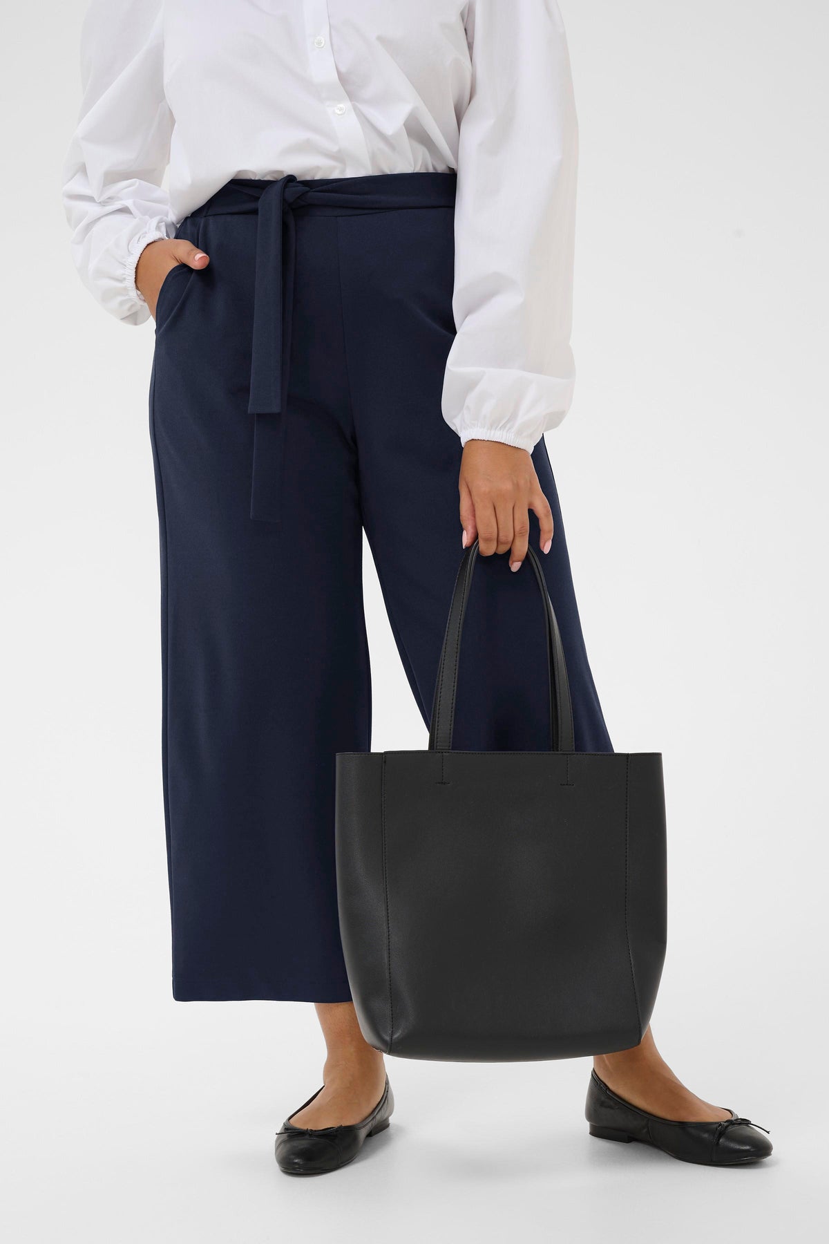 Kaffe Curve Pheolo Trousers in Navy, an ankle grazing trouser with a tie belt, side pockets and an ankle grazing length