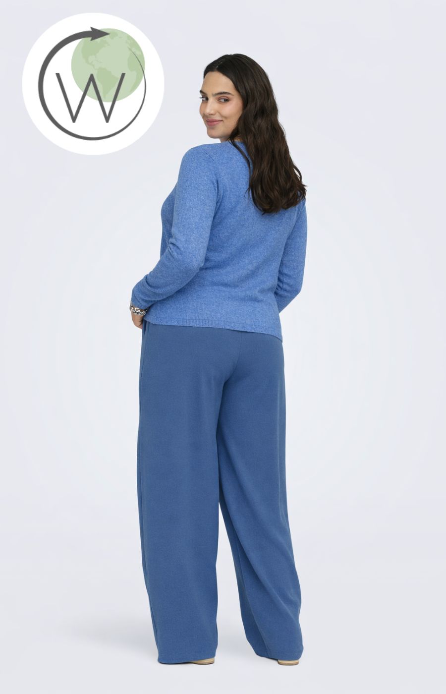 Woman wearing a Only Carmakoma Loyal Cardigan in Bluet with a white background