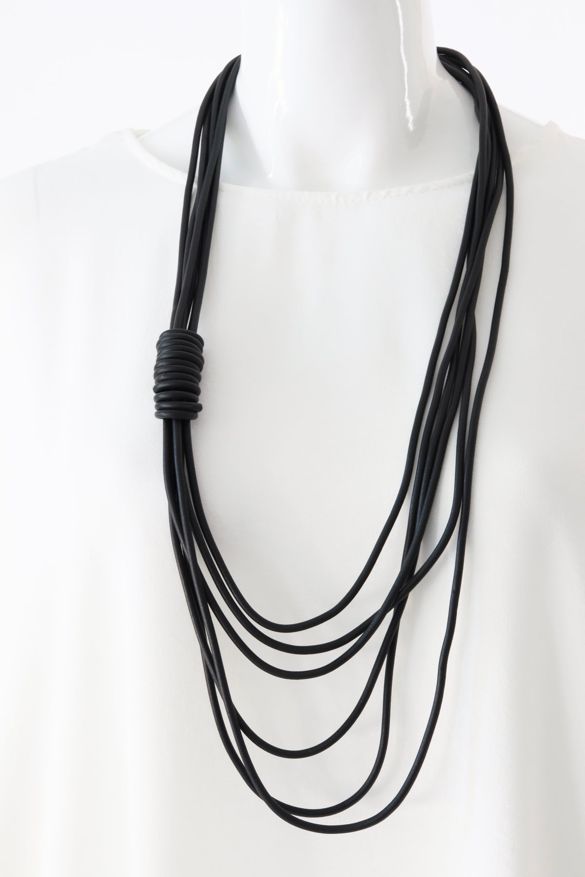 Uma Necklace in Black