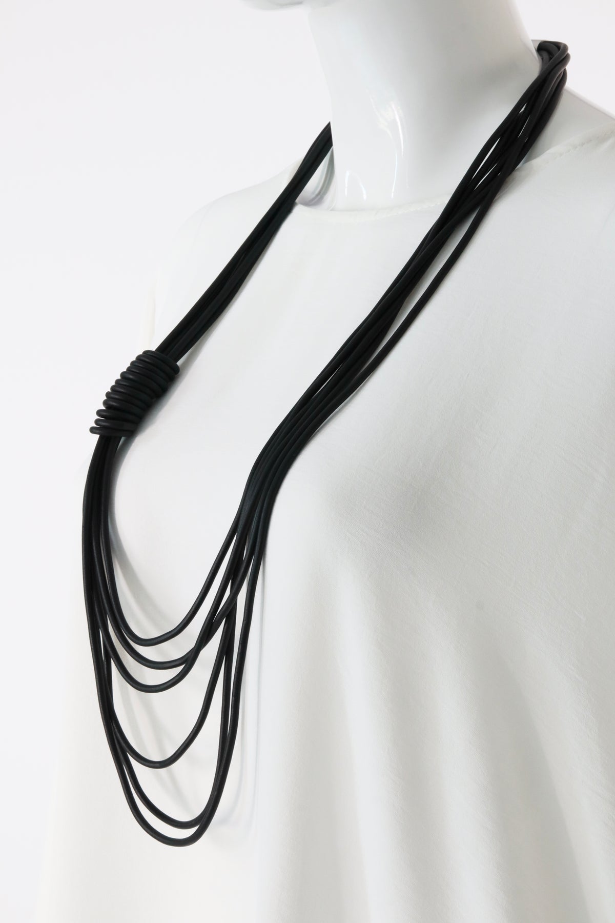 Uma Necklace in Black