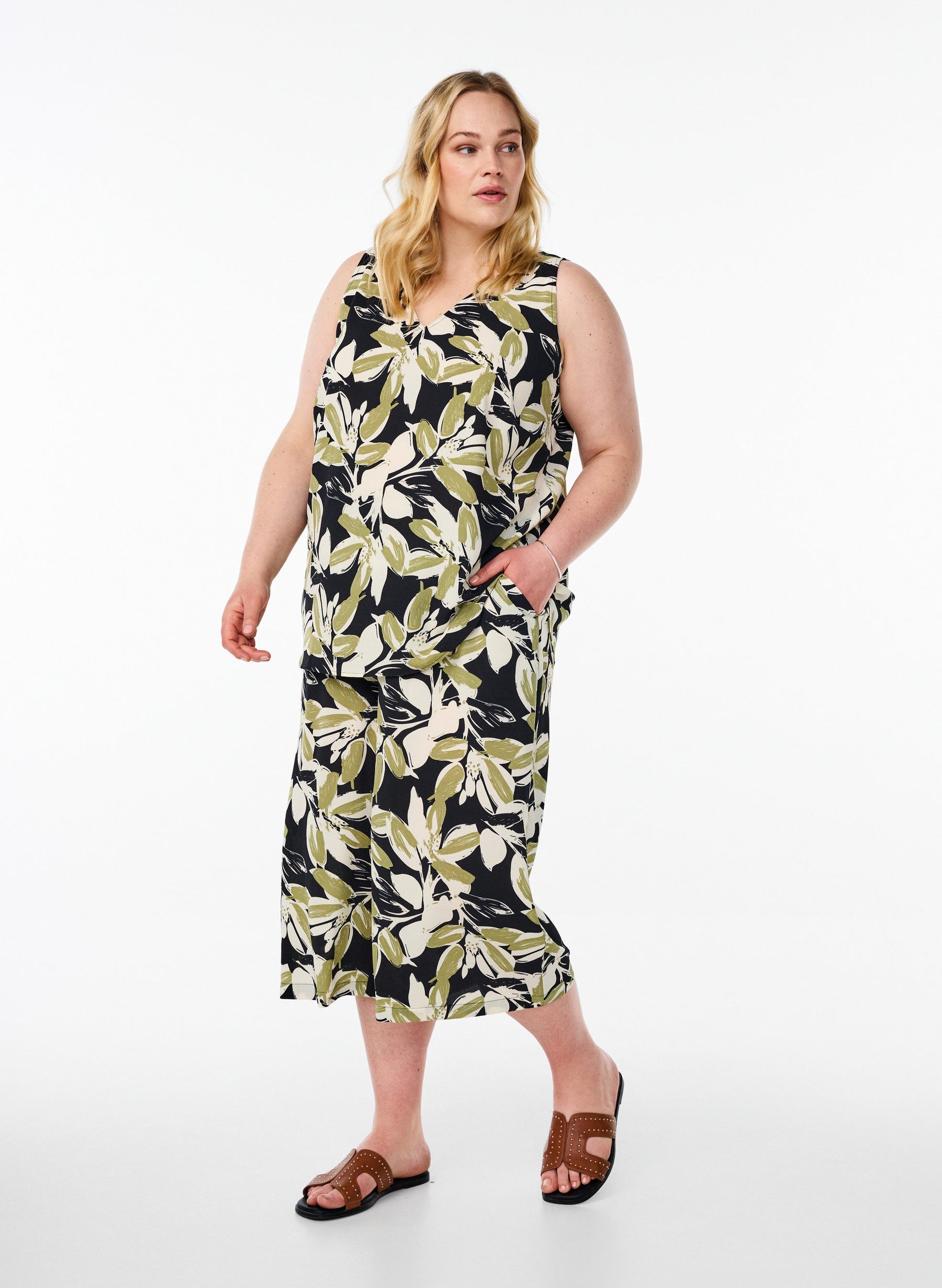 Zizzi Anni Sleeveless Top in Black