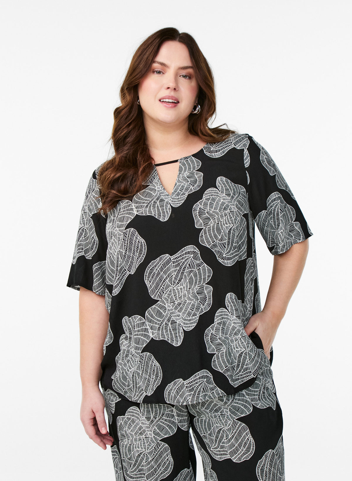 Zizzi Bella Blouse in Black Flowers