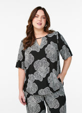 Zizzi Bella Blouse in Black Flowers