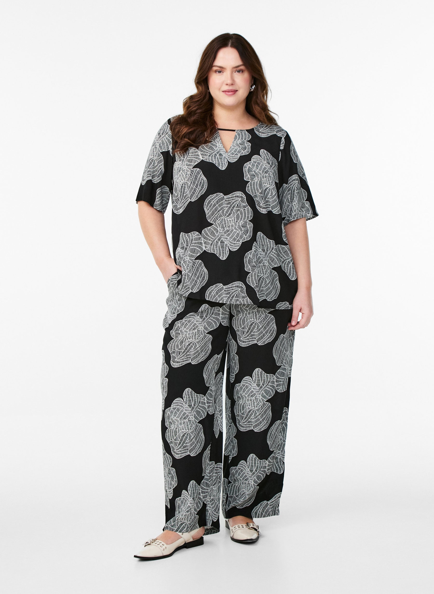 Zizzi Bella Blouse in Black Flowers