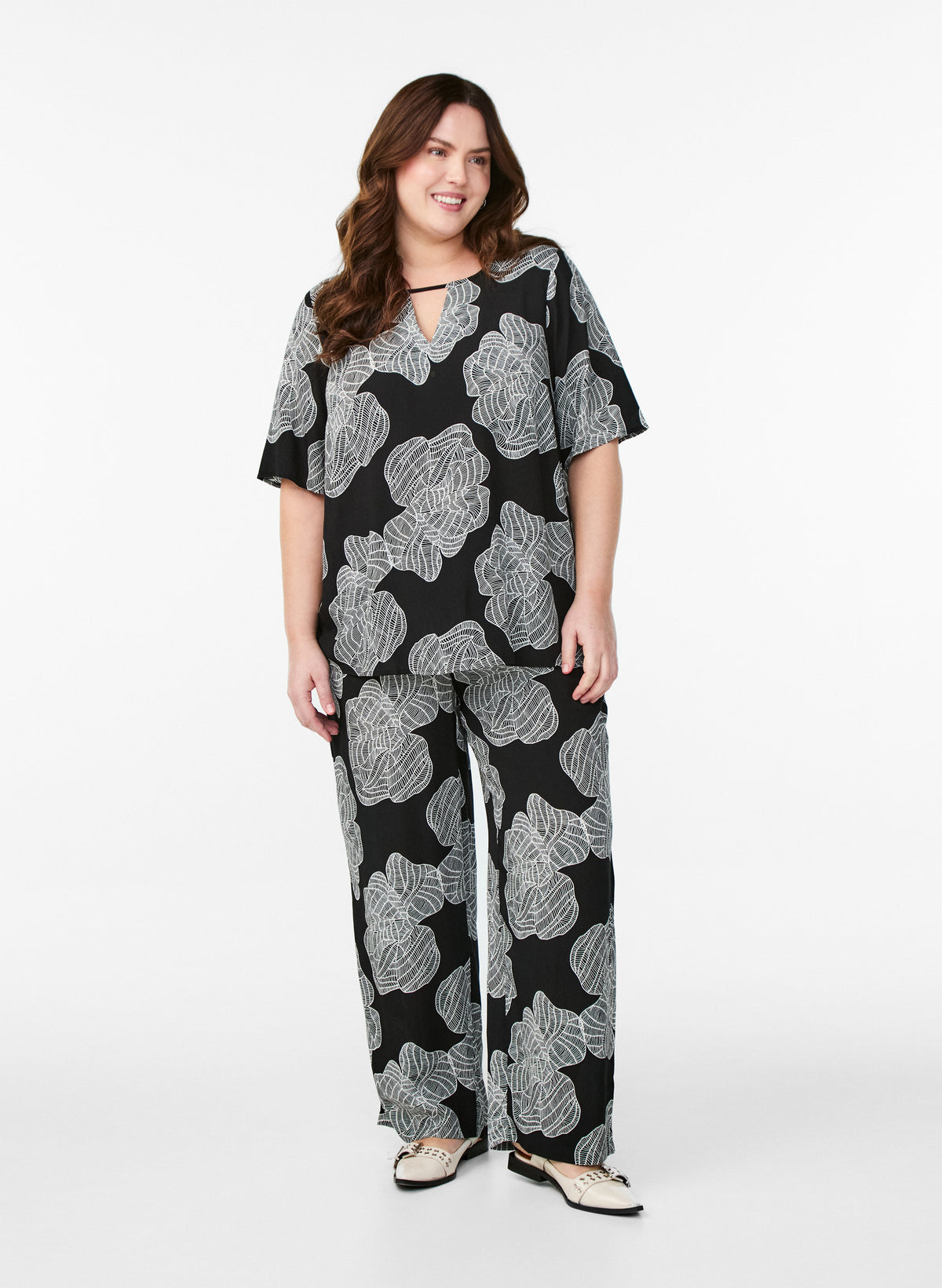 Zizzi Bella Trousers in Black Flower