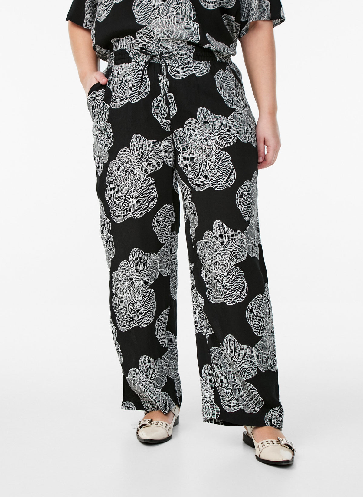 Zizzi Bella Trousers in Black Flower