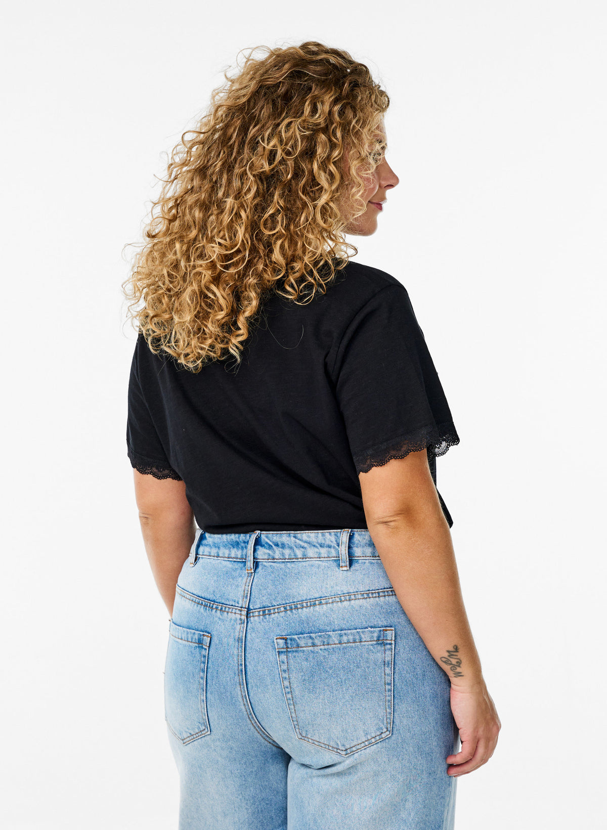 Zizzi Kamia T-Shirt in Black A cotton, V neck T-shirt with short sleeves, neck and sleeves have lace edging