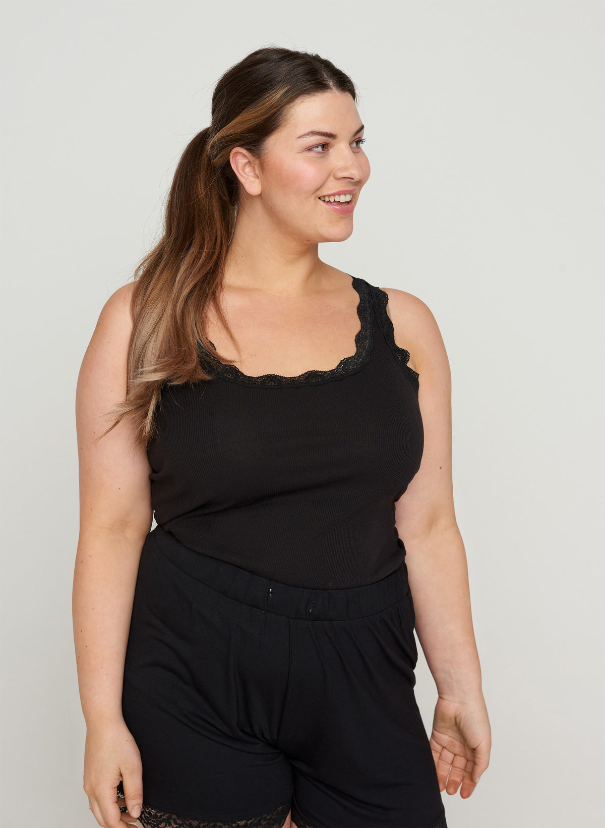 Zizzi Liv Vest in Black