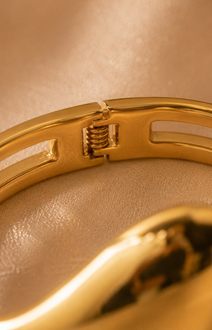 Elia Bracelet in Gold
