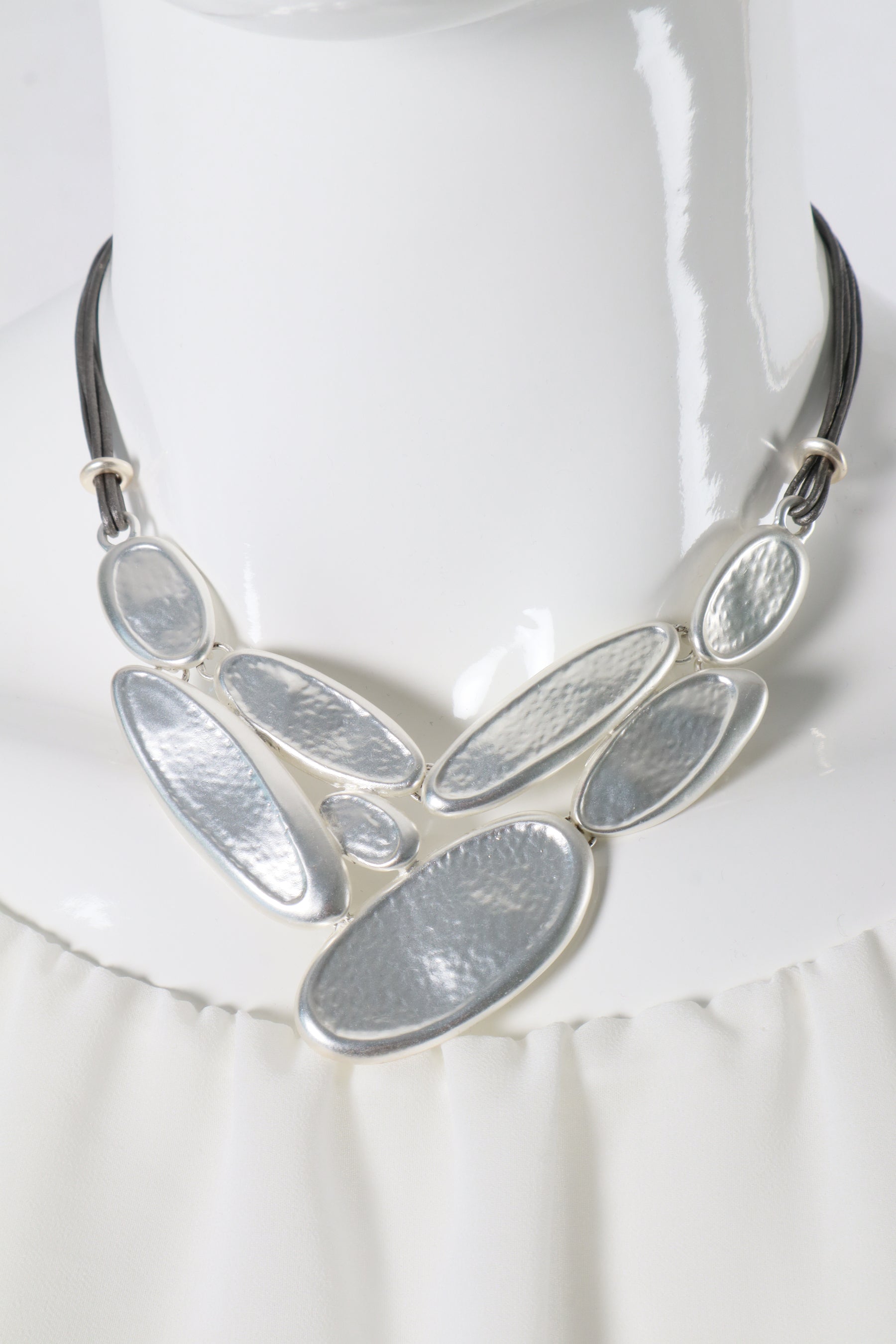 Frida Necklace in Silver with Grey Chain