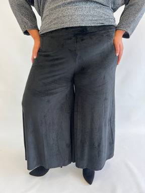 Ari Velvet Culottes in Black