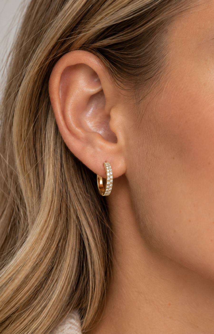Isolde Small Hoop Earrings in Gold 