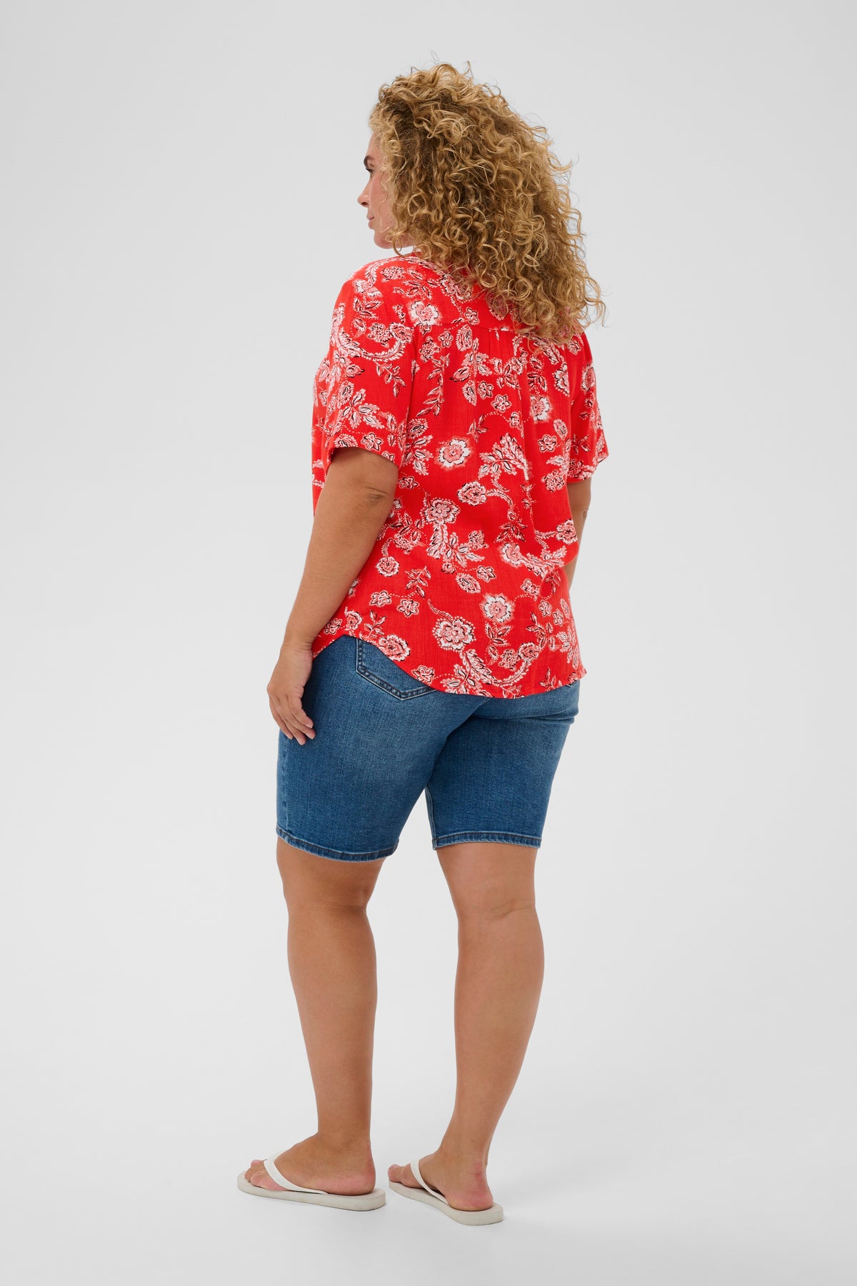 Kaffe Curve Ami S/S Blouse in Red. 