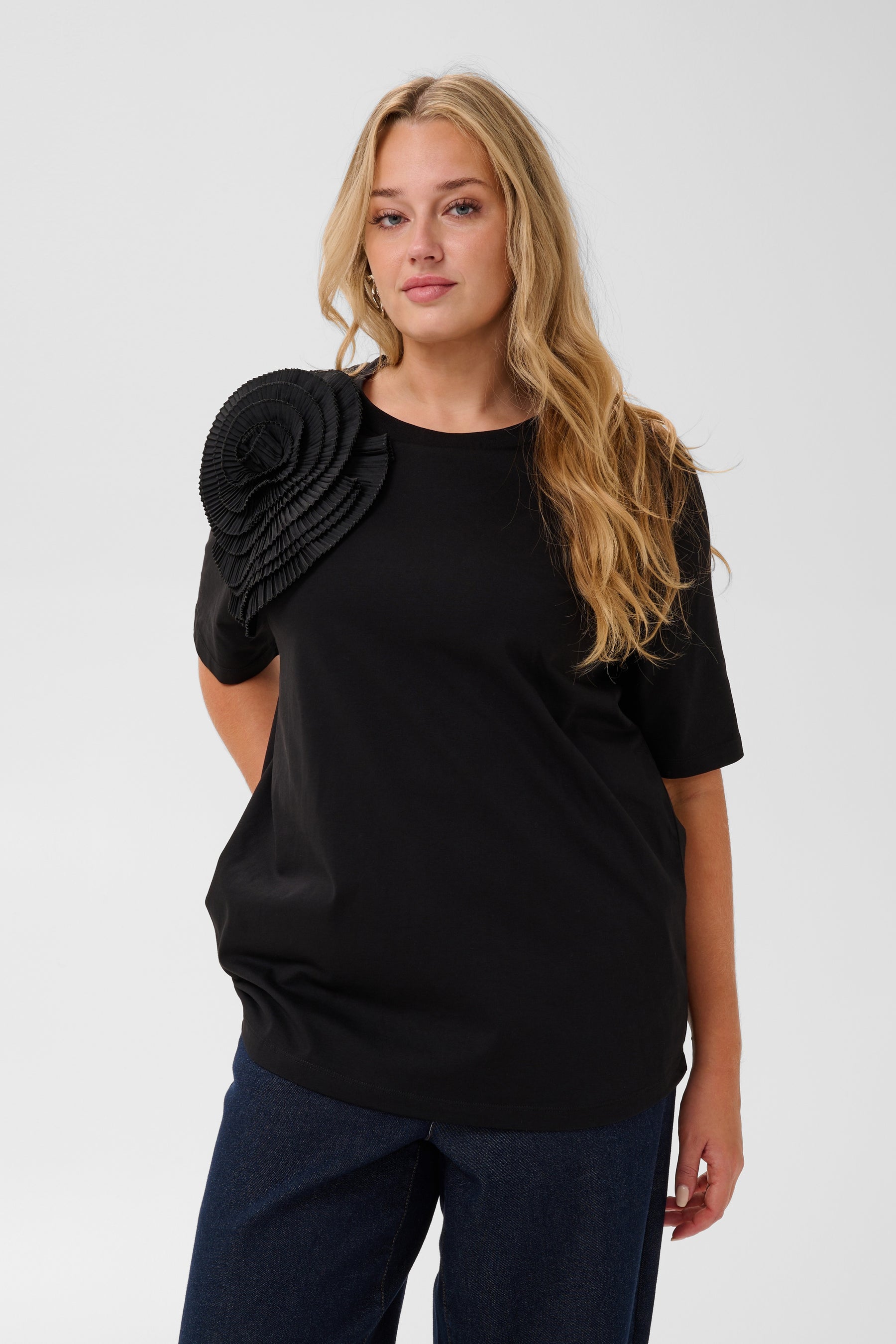 Kaffe Curve Lynna T-Shirt in Black 