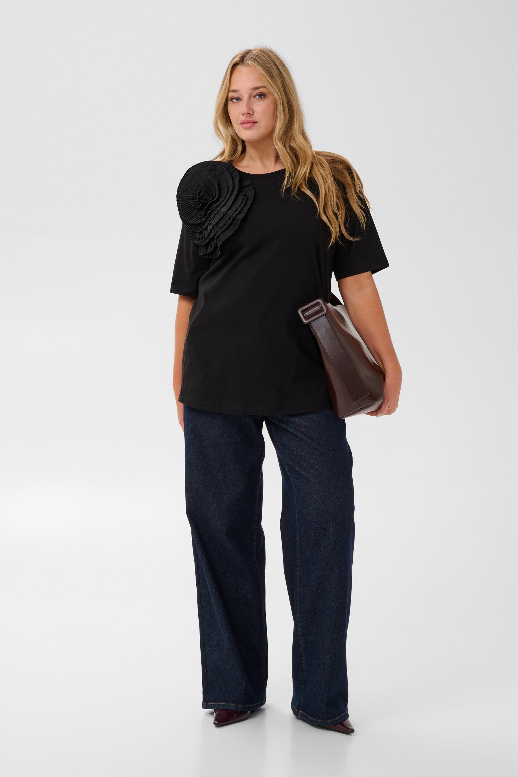 Kaffe Curve Lynna T-Shirt in Black 