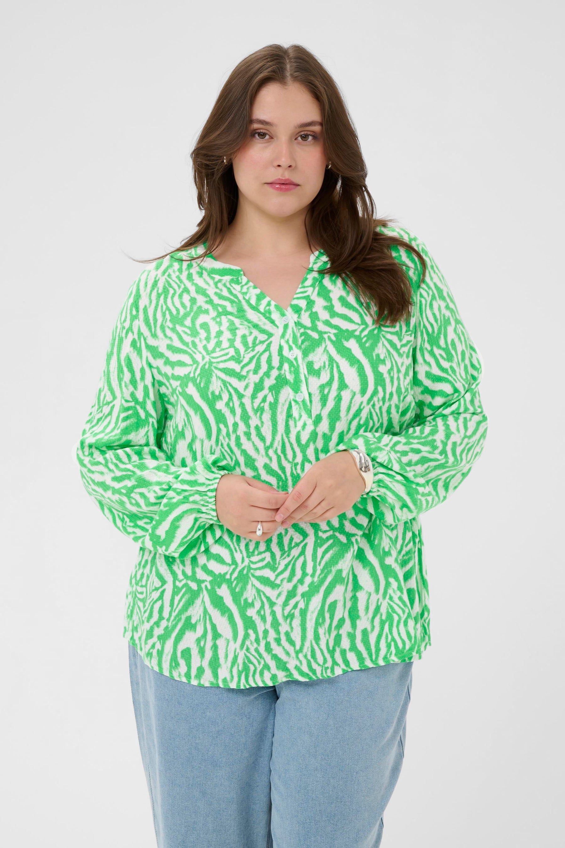 Kaffe Curve Mahlena Blouse in Green, V neckline, long sleeves with an all over green and white print