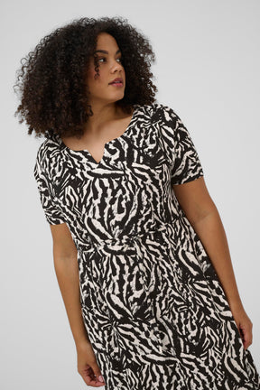 Kaffe Curve Mella Dress in Black, short sleeves, all over animal print,removable tie belt at the waist and a rounded V neckline