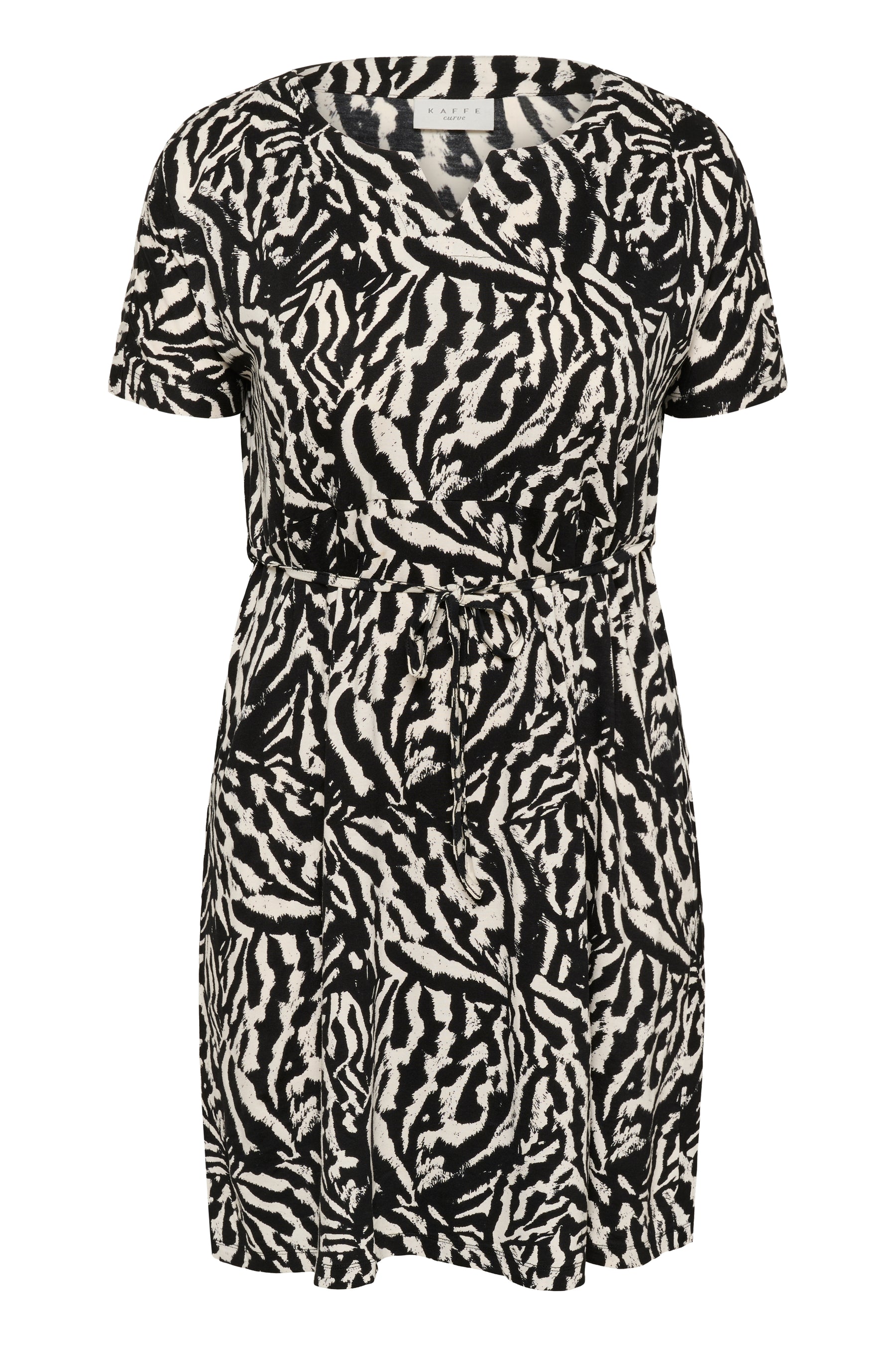 Kaffe Curve Mella Dress in Black and white animal print all over, Rounded V neckline, short sleeves, knee length, removable tie belt at the waist 