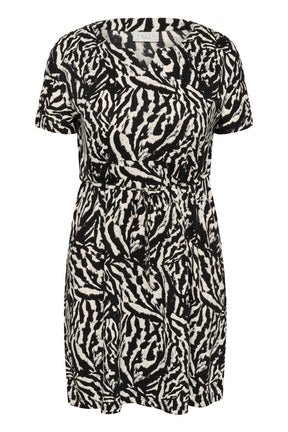 Kaffe Curve Mella Dress in Black and white animal print all over, Rounded V neckline, short sleeves, knee length, removable tie belt at the waist 