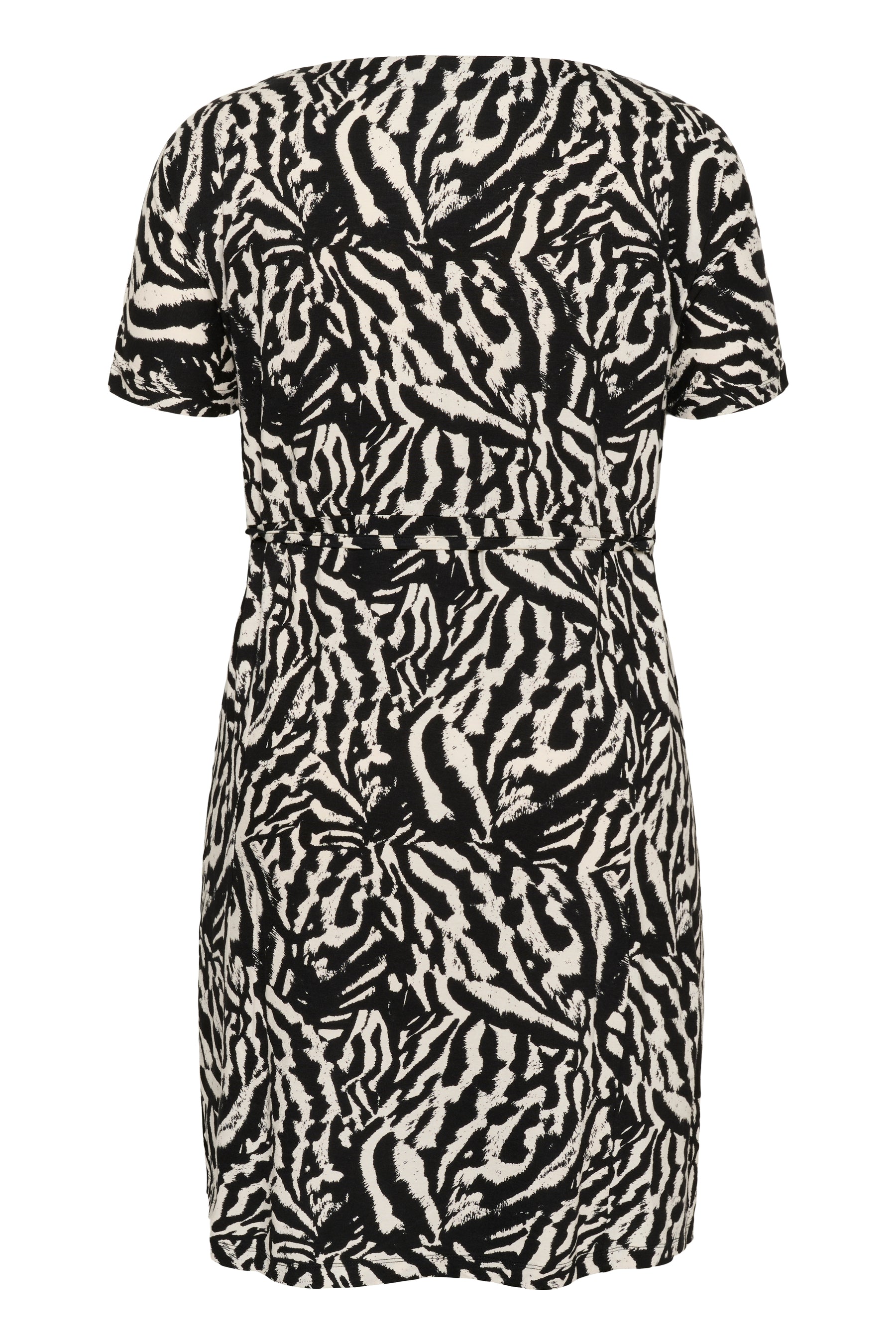 Kaffe Curve Mella Dress in Black and white animal print all over, Rounded V neckline, short sleeves, knee length, removable tie belt at the waist 