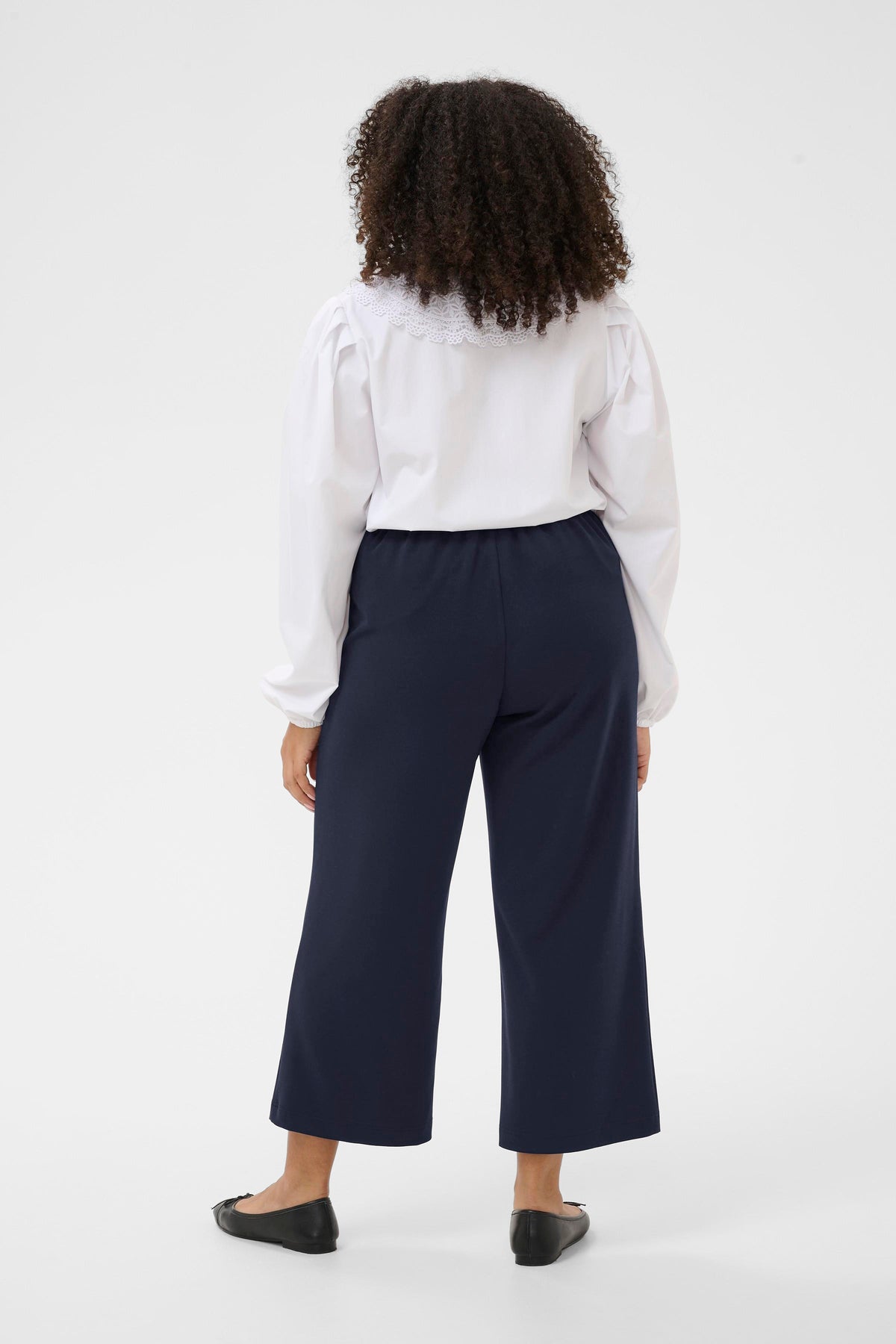Kaffe Curve Pheolo Trousers in Navy An ankle grazing trouser 