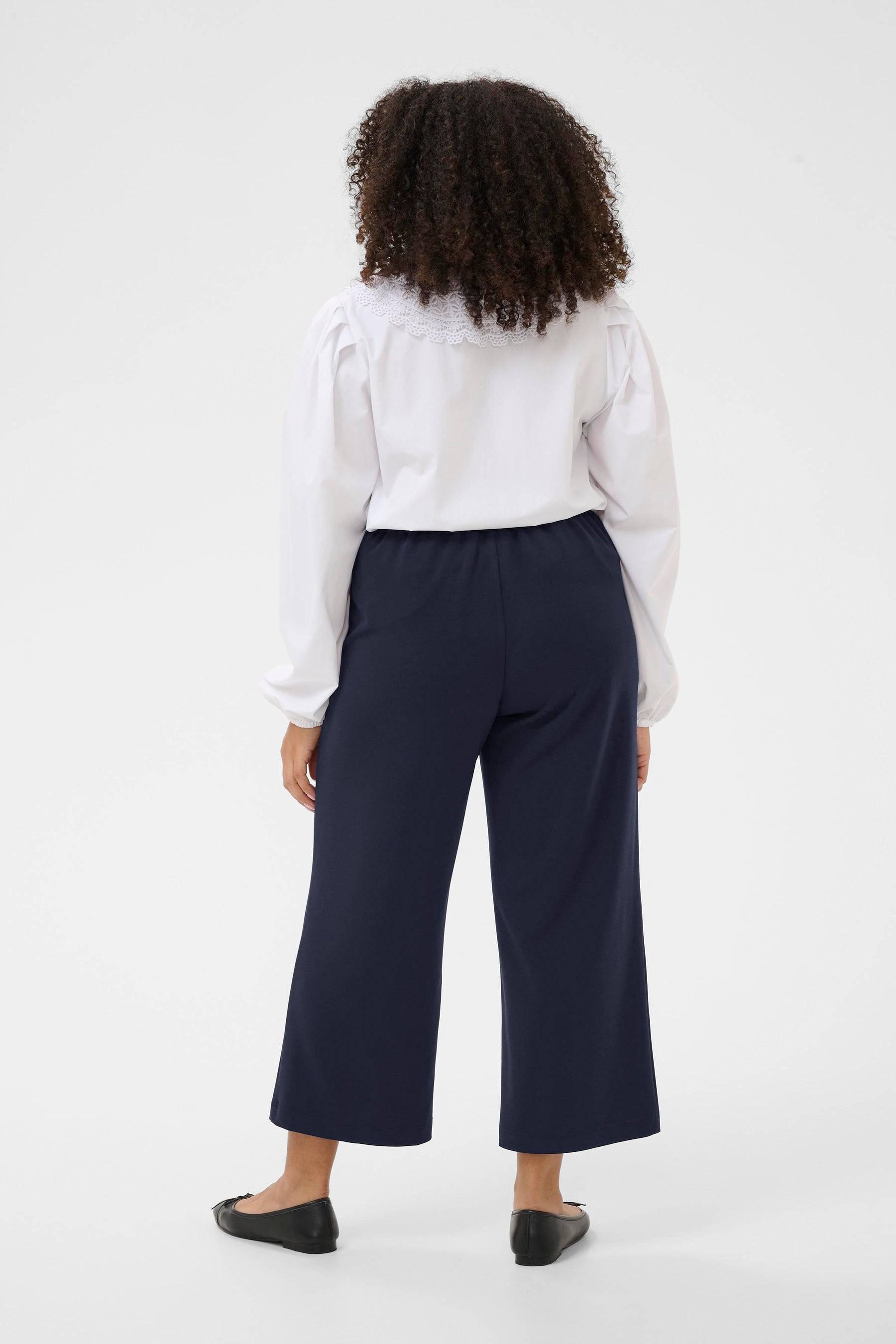 Kaffe Curve Pheolo Trousers in Navy An ankle grazing trouser 