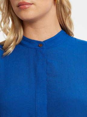Close-up of the Mat Longline Tunic in Blue with a buttoned collar.