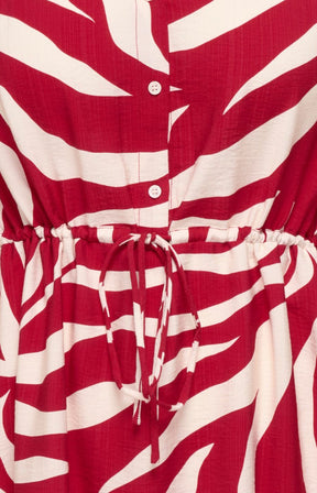 Only Carmakoma Camille Dress in Red, Close up of short button placket and tie belt in the waist 