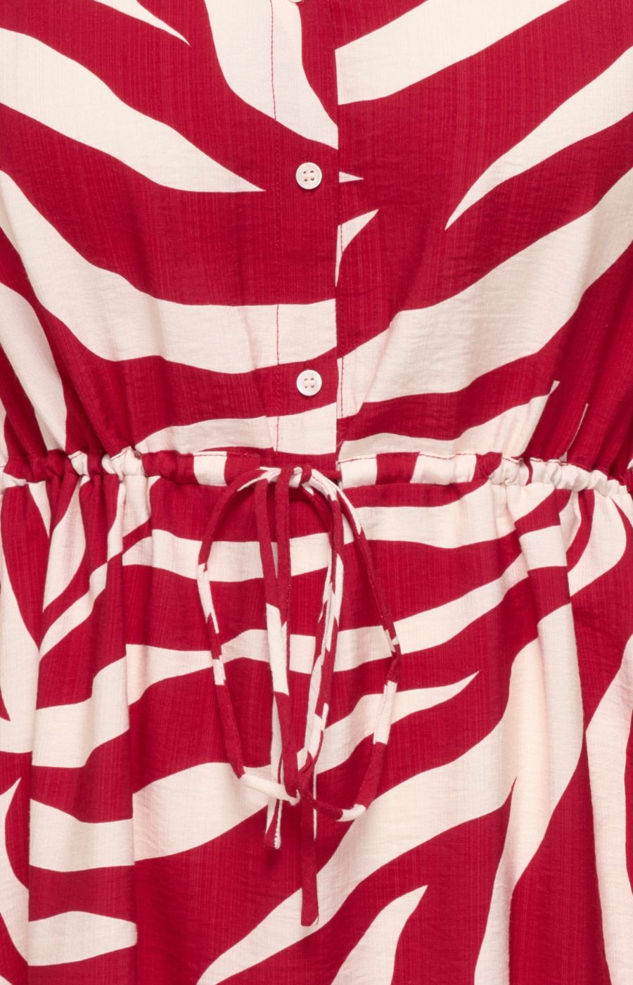 Only Carmakoma Camille Dress in Red, Close up of short button placket and tie belt in the waist 