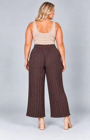 Tammy Pleated Trousers in Brown