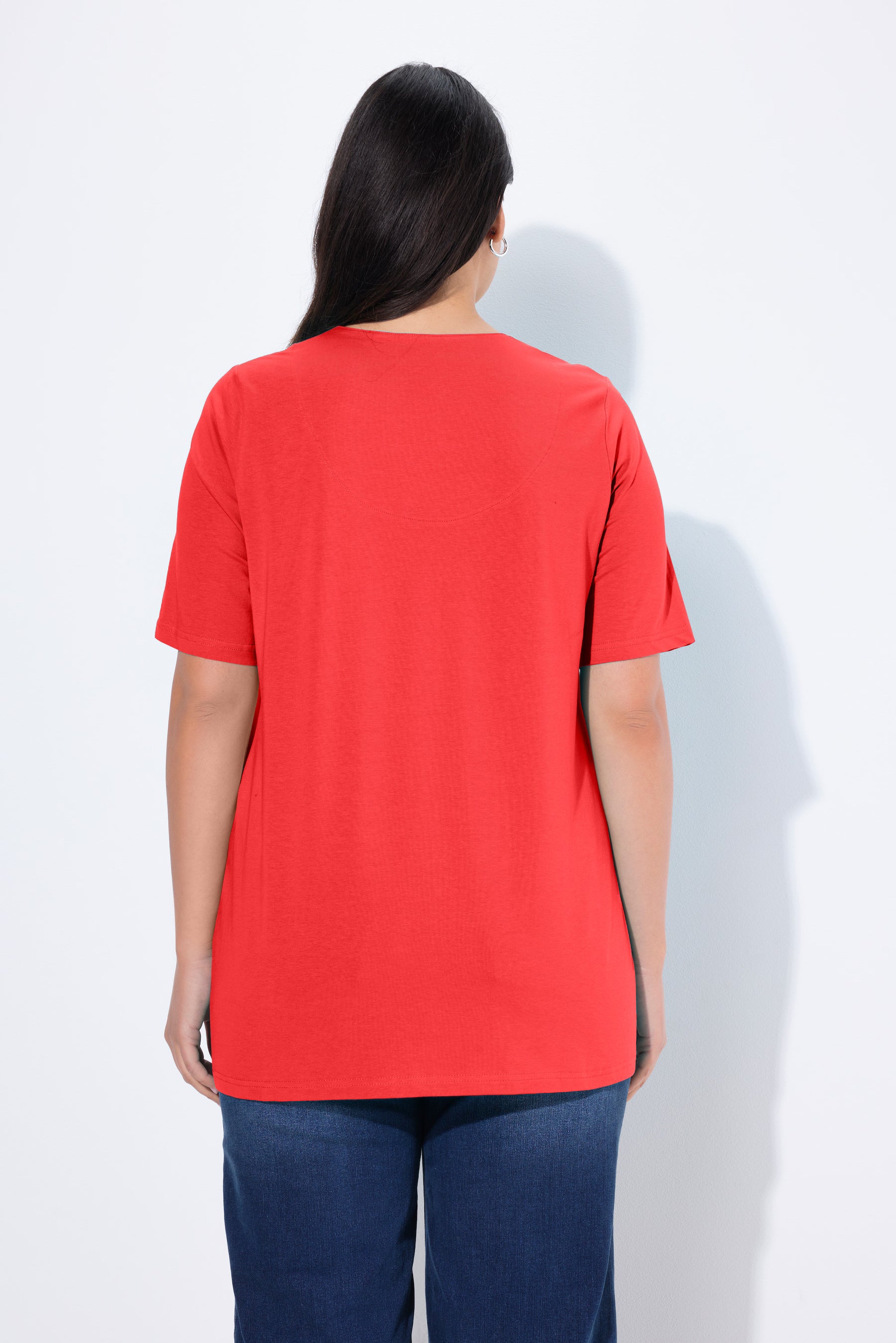 Ulla Popken Tunic Neck T-Shirt in Red, back view, a red T-shirt with short sleeves, an A-line shape and a Tunic neck line, worn with blue jeans 