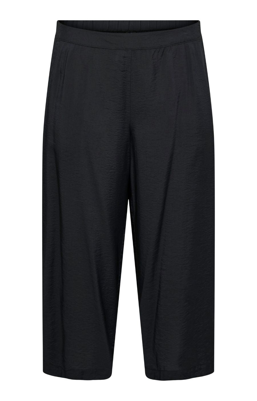 Vero Moda Curve Josie Culottes in Black, a calf length trouser with side pockets and an elasticated waistband to the back