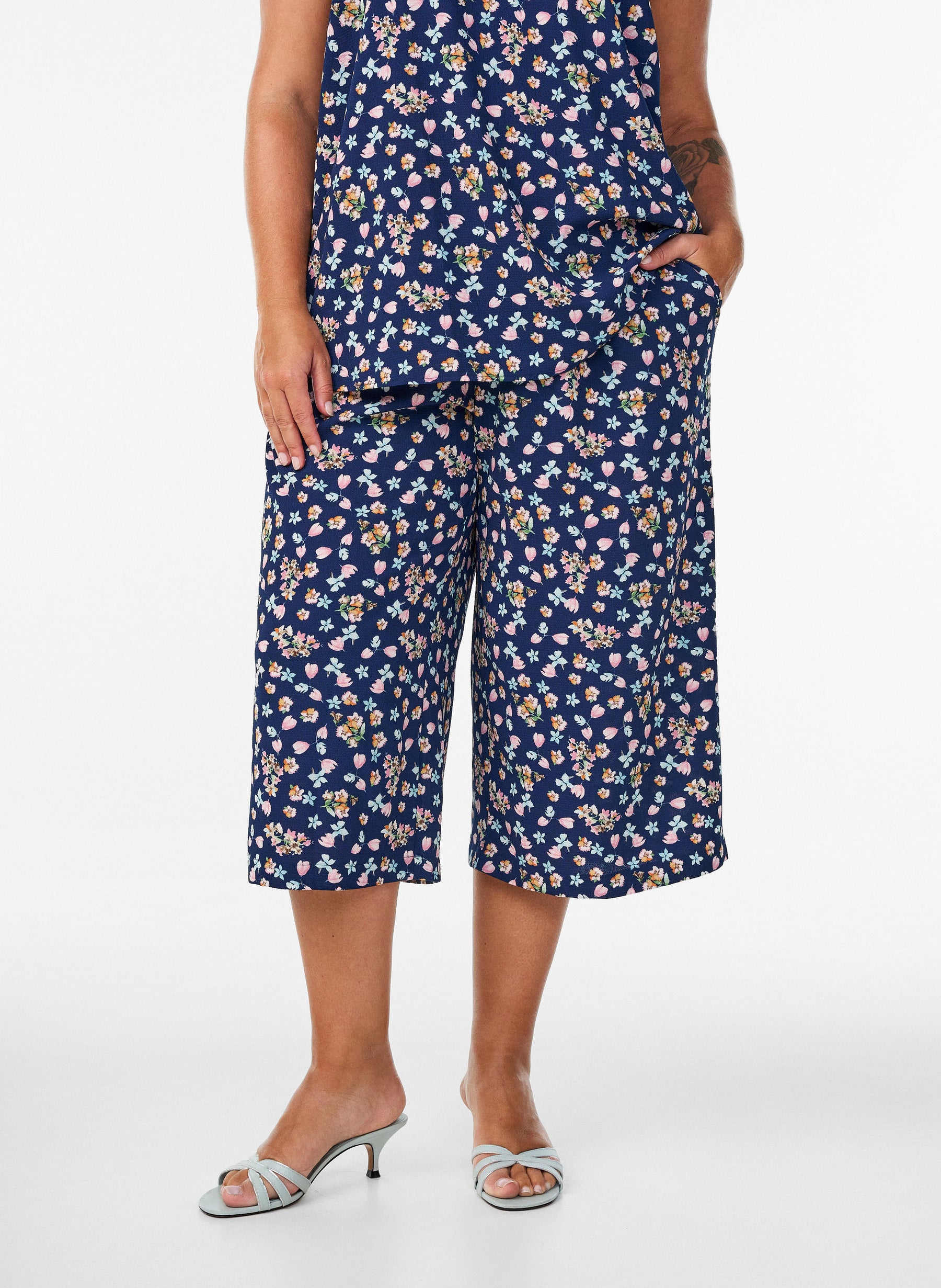 Zizzi Anni Culottes in Peacoat Flower 