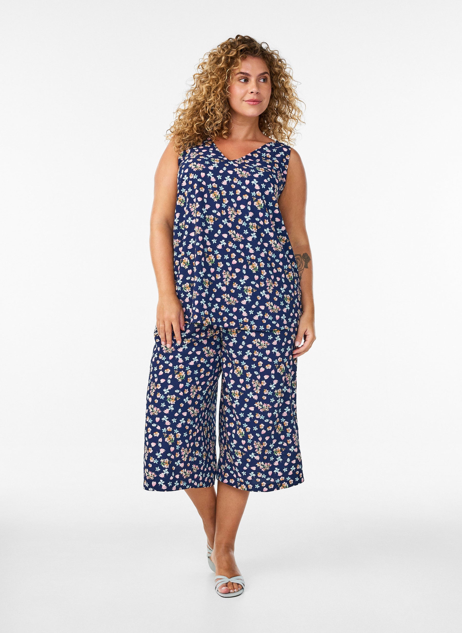 Zizzi Anni Culottes in Peacoat Flower 