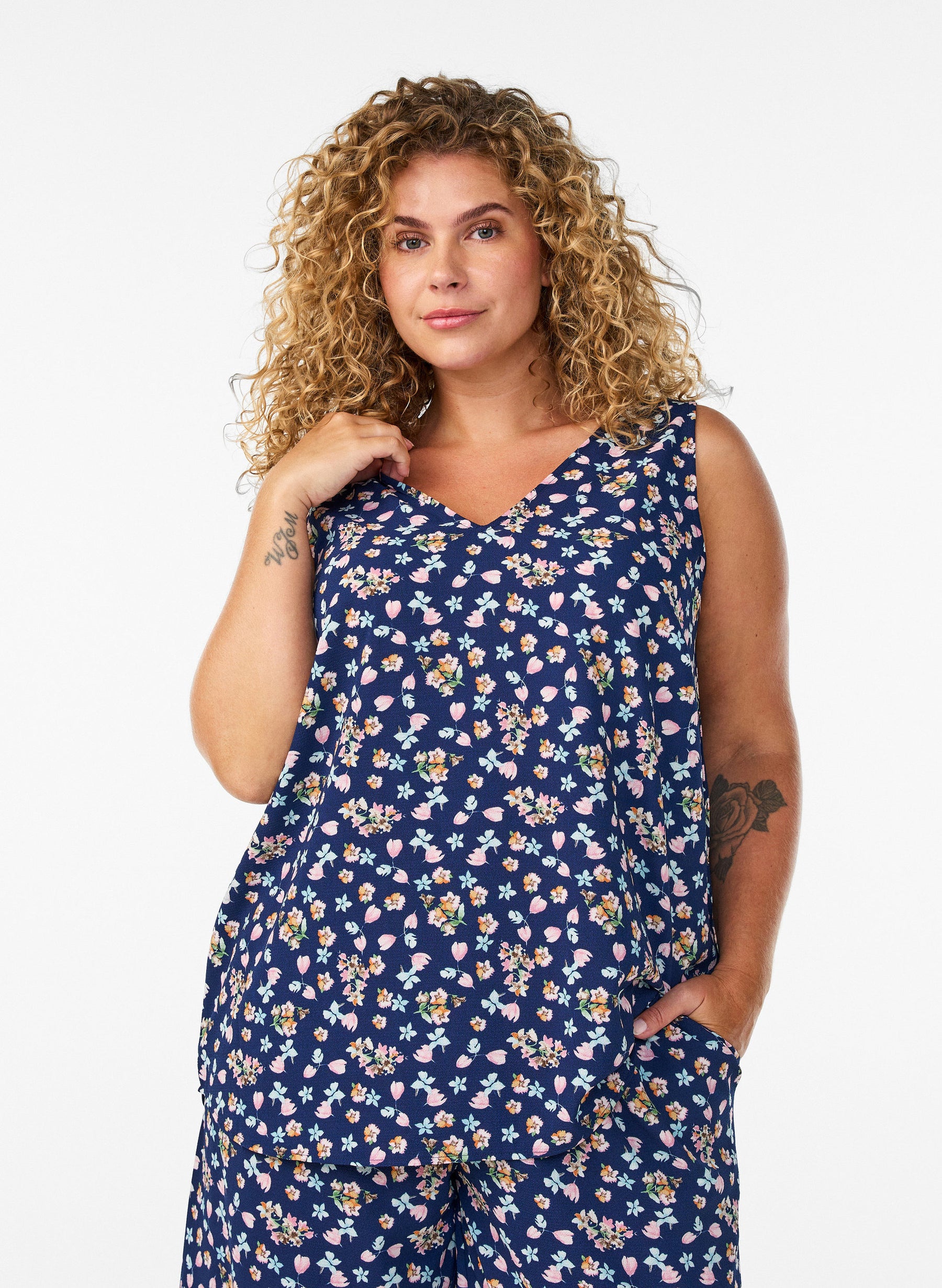 Zizzi Anni Top in Peacoat Flower 