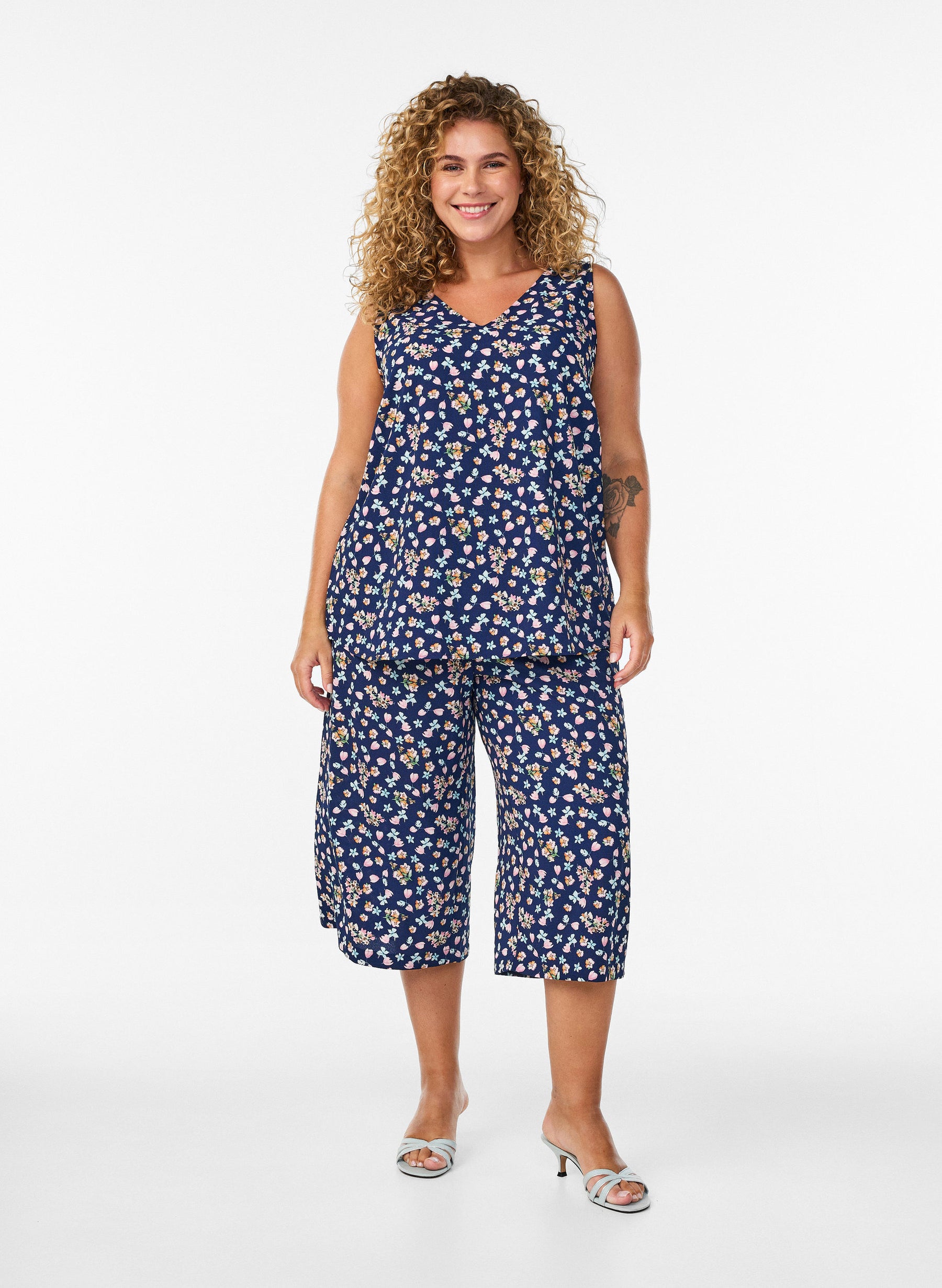 Zizzi Anni Top in Peacoat Flower 