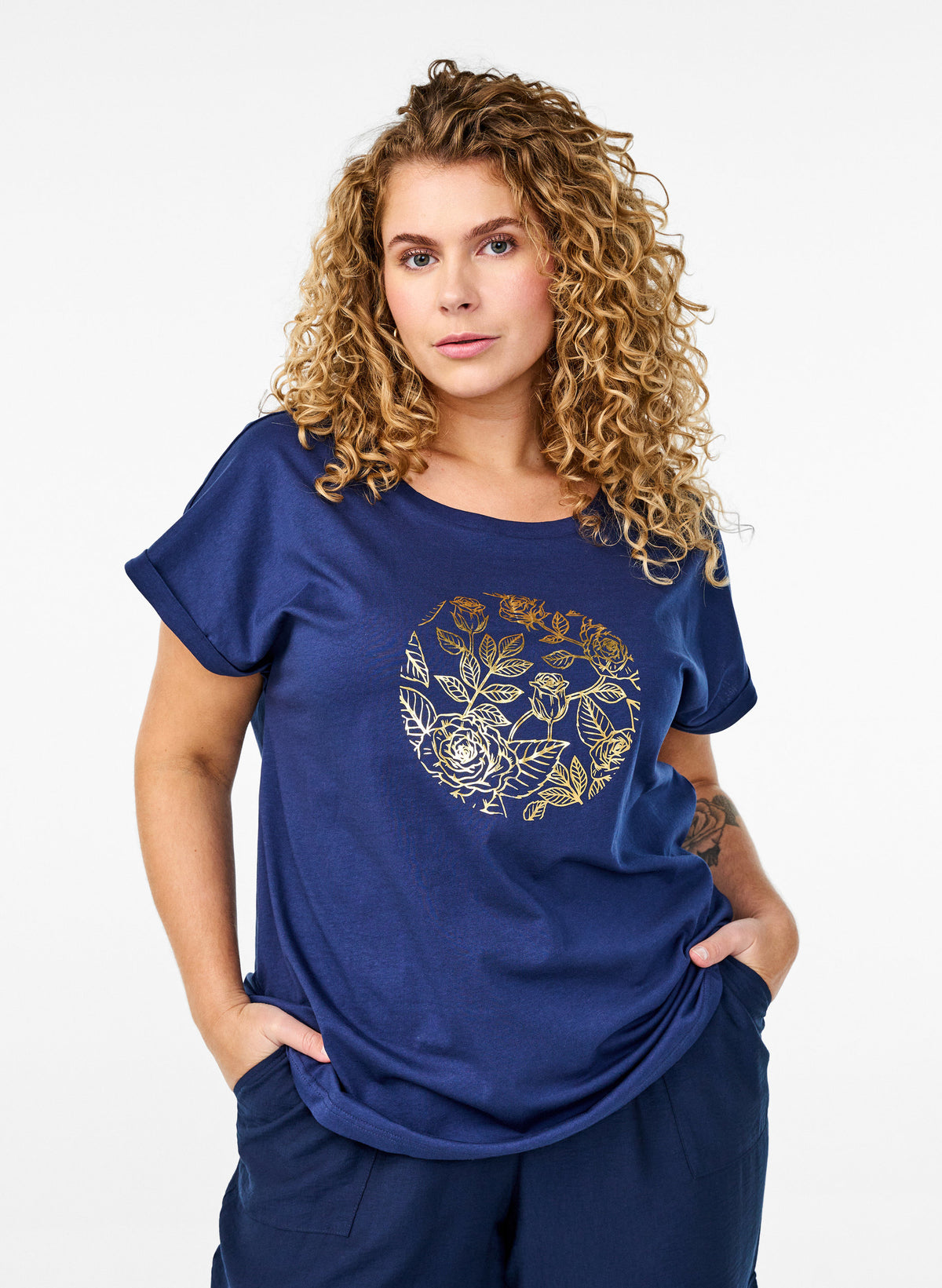 Zizzi Elin Navy T-Shirt in Gold Leaf
