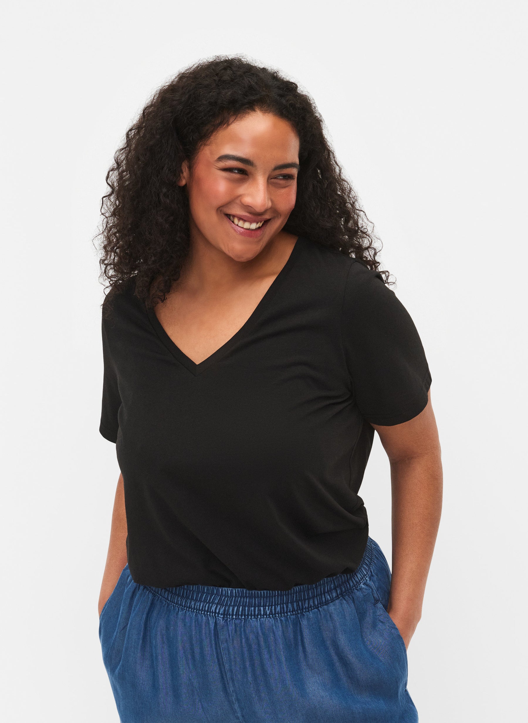  Zizzi Katja V-Neck T-Shirt in Black 