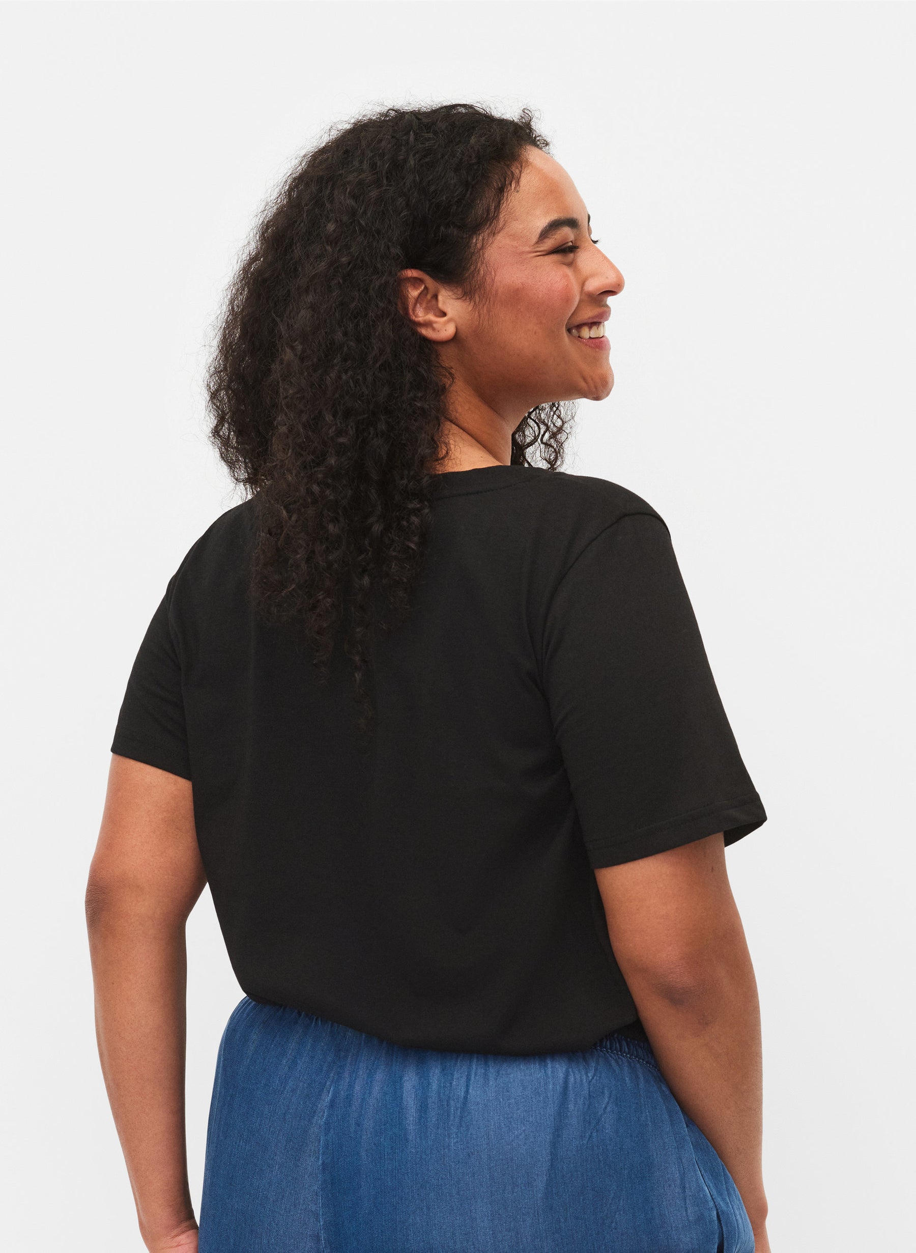 Zizzi Katja V-Neck T-Shirt in Black 