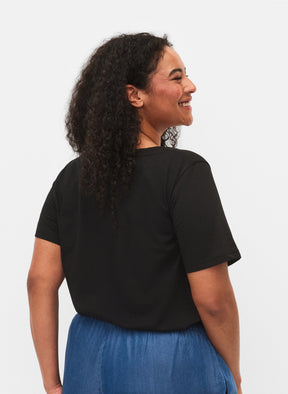 Zizzi Katja V-Neck T-Shirt in Black 